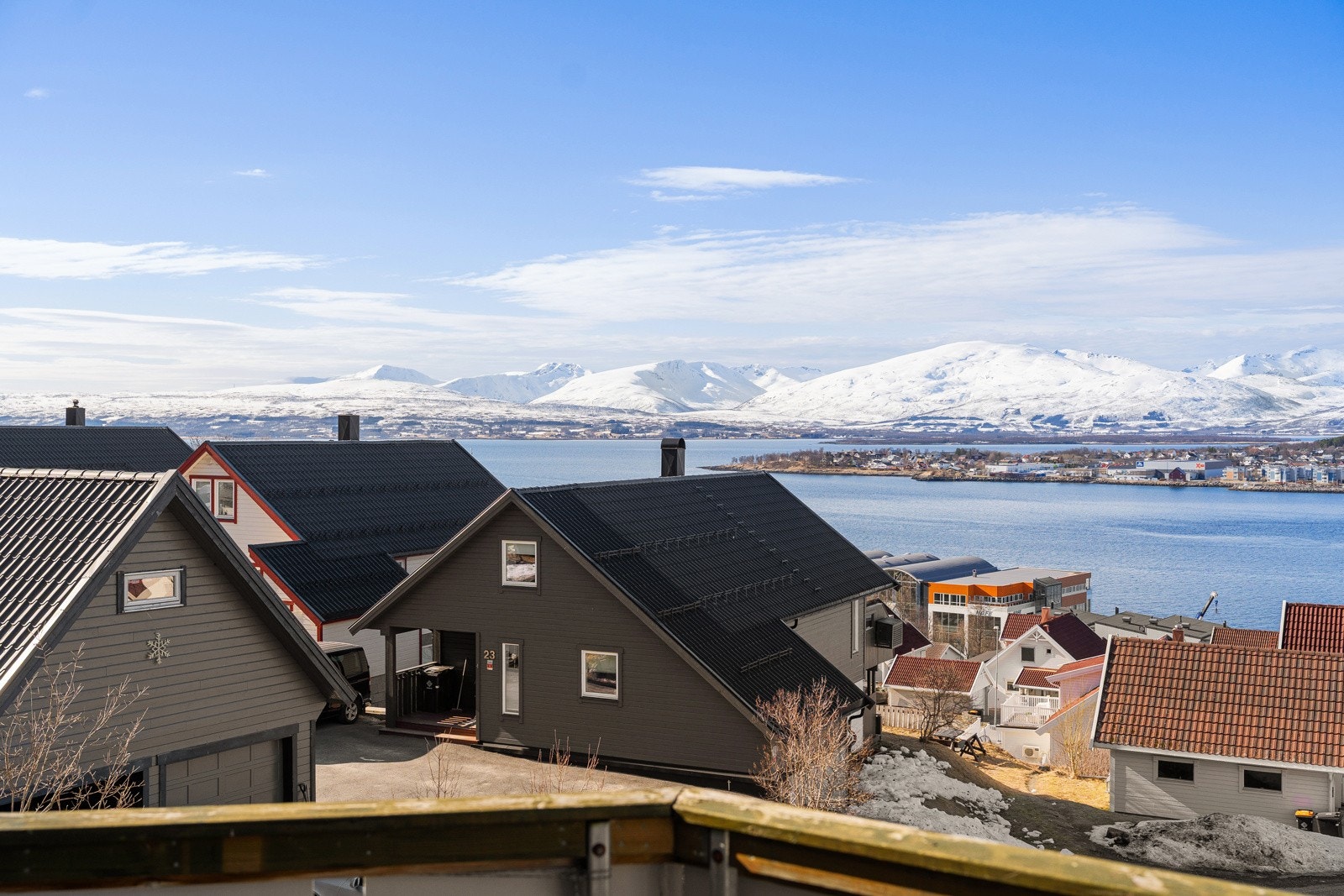 Balkongen er vestvendt og har svært gode solforhold til sent på kvelden!