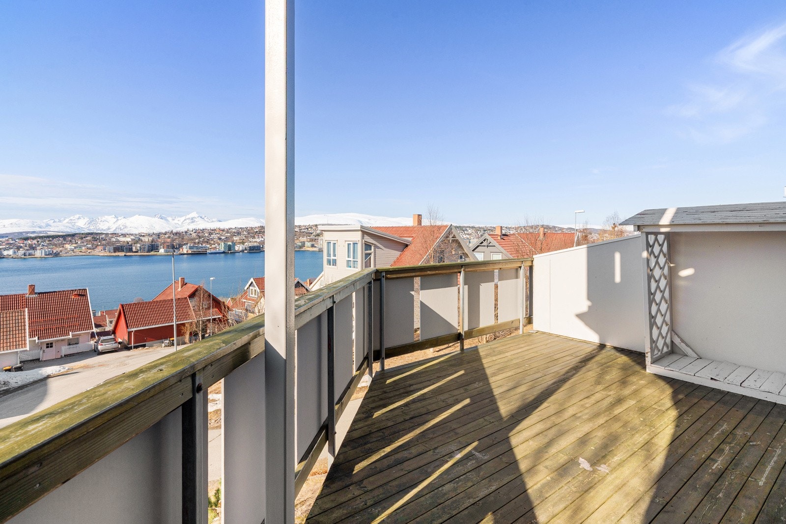 Fra stue er det utgang til en stor, herlig balkong