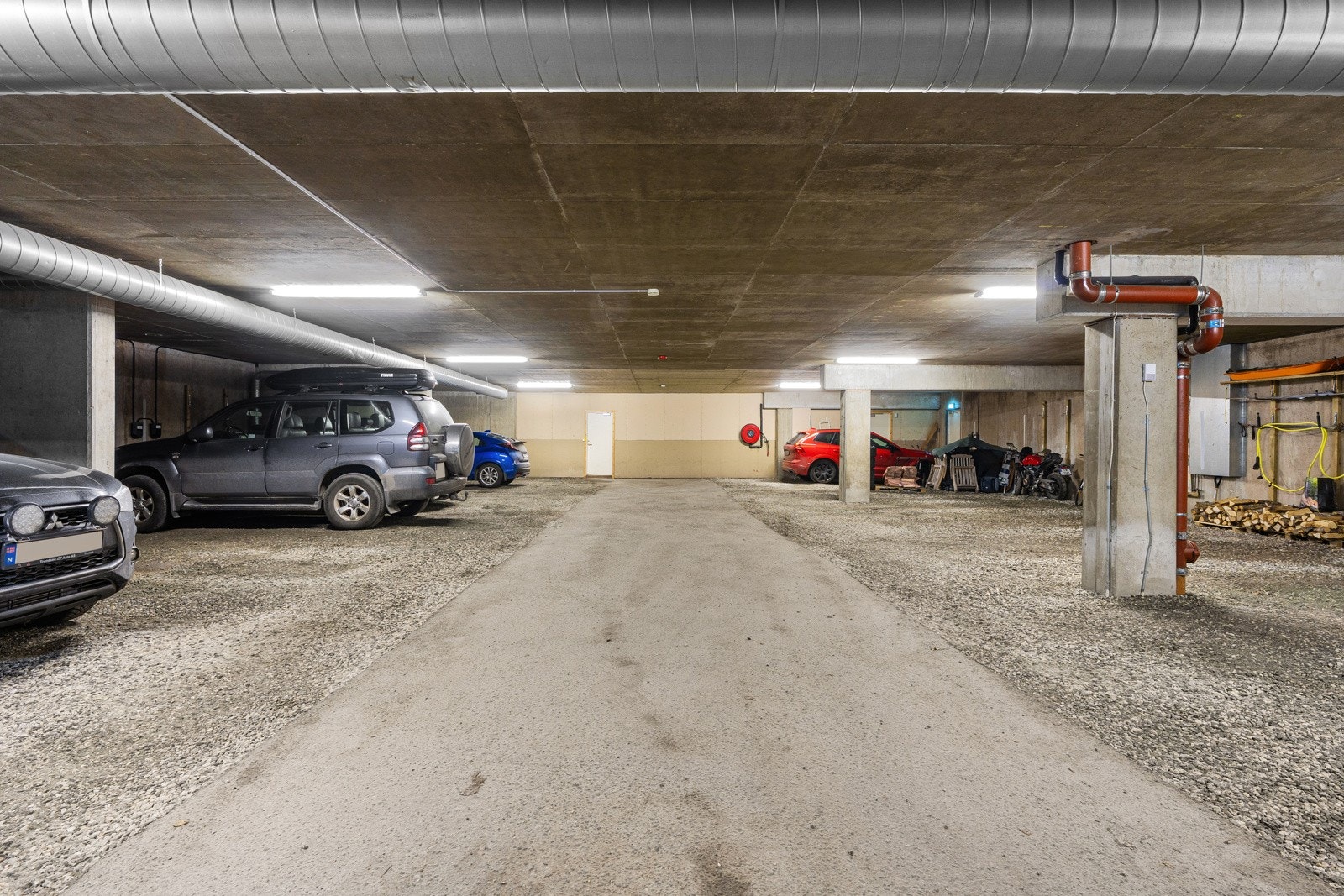 Det medfølger en fast biloppstillingsplass i garasjeanlegget.