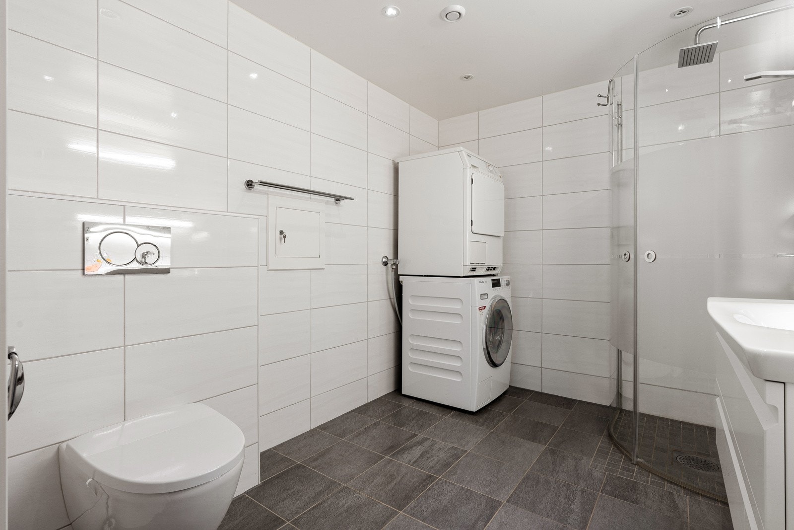 Flislagt bad/wc/vaskerom med gulvvarme. Det er god plass til ekstra skap, kommode eller stellebord på badet