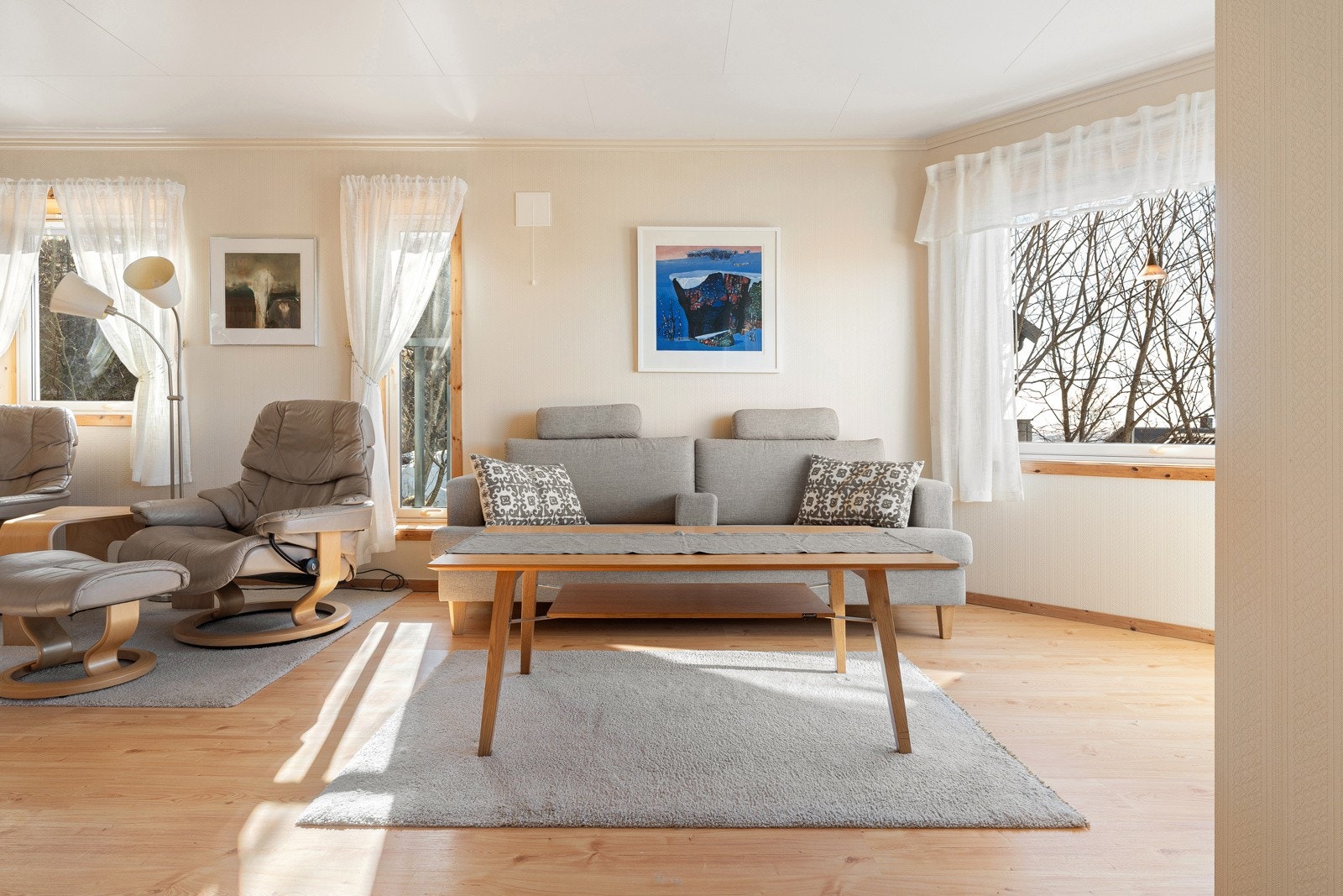 Stuen har en god utforming, som gjør det enkelt å møblere i flere soner.