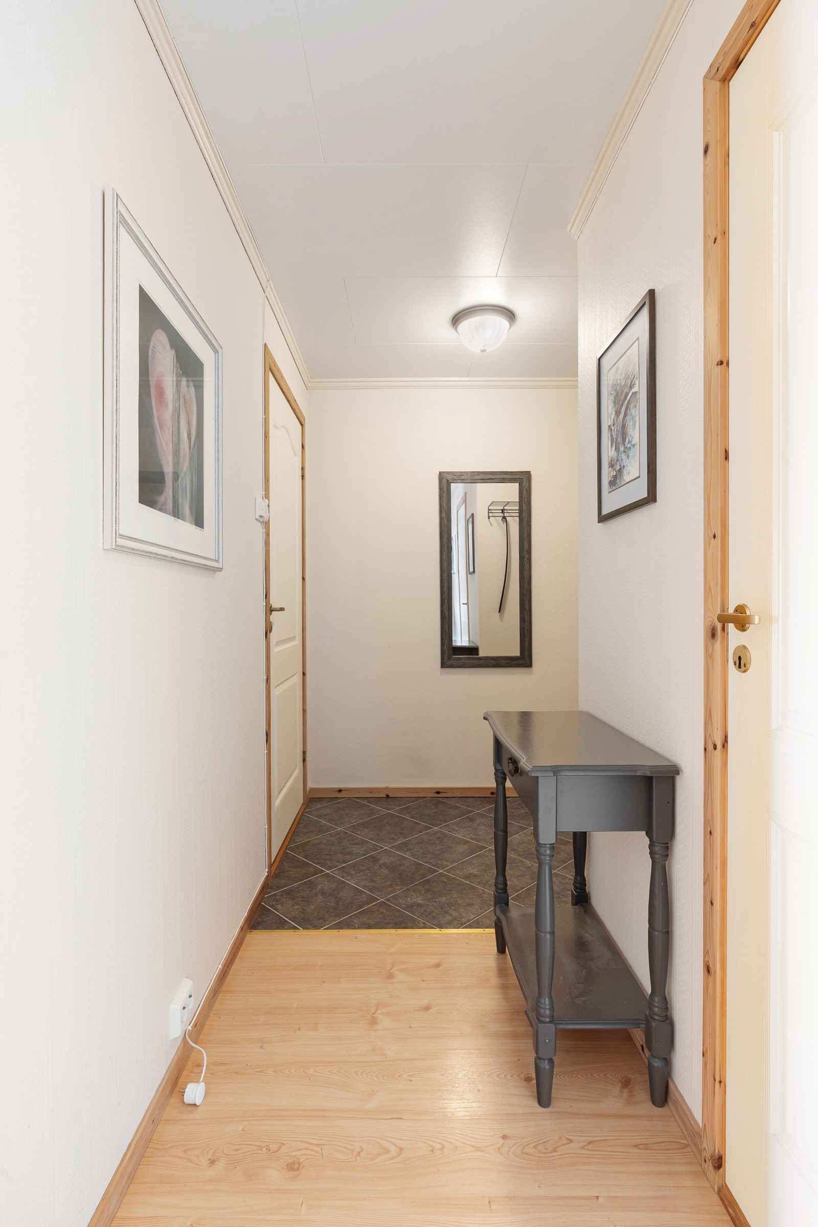 Fra entréen er det adkomst til en innvendig bod på ca 3 kvm. Det medfølger også en sportsbod