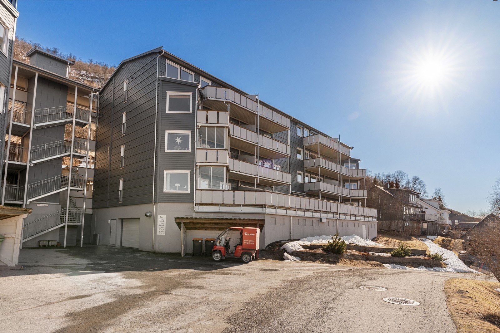 Leiligheten ligger fint til i 1. etasje som tilsvarer 2. etasje. Det er heis i bygget og felles garasjeanlegg i underetasjen