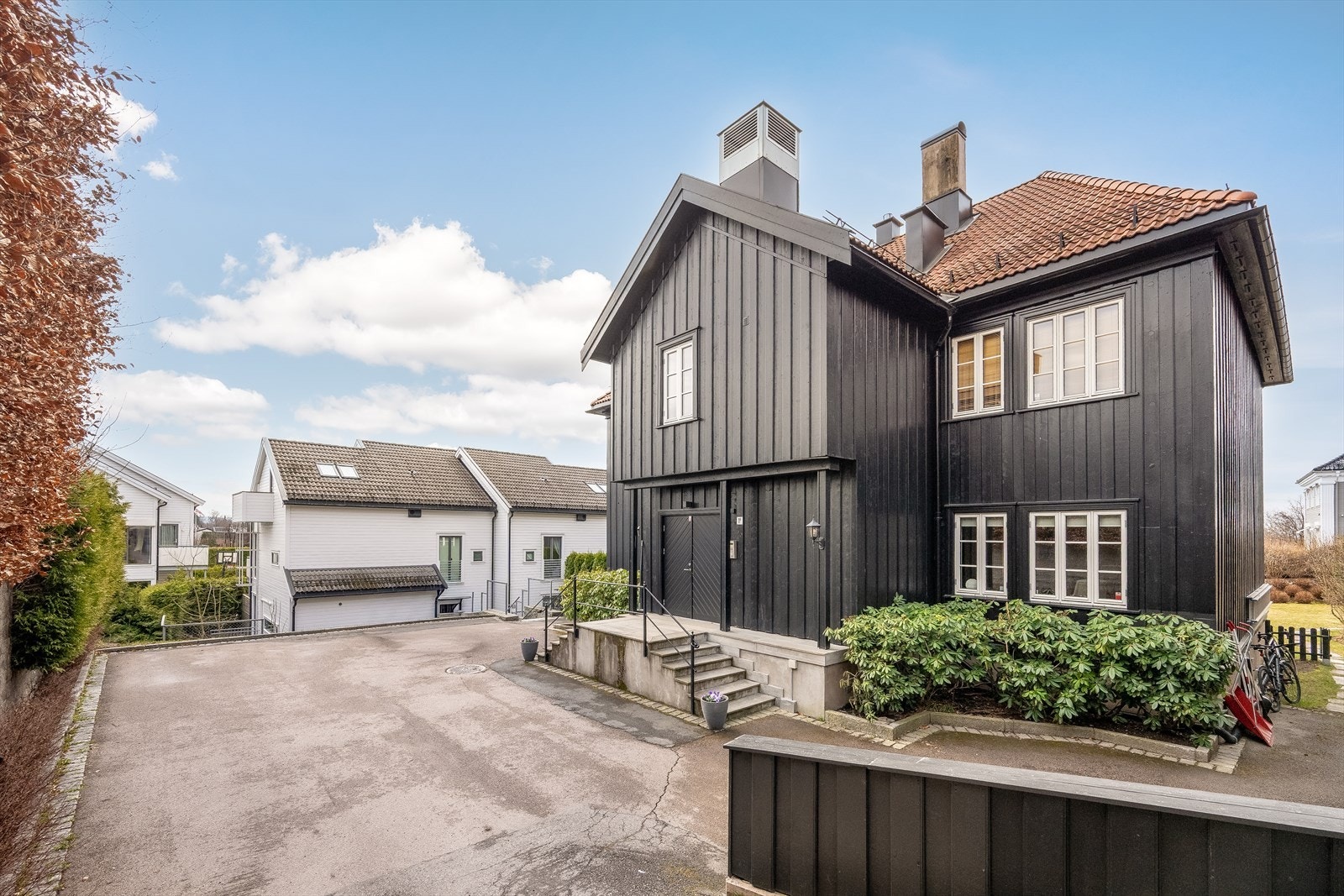Det er 3 parkeringsplasser tilhørende Ekelyveien 1B, ellers gateparkering Galleribilde
