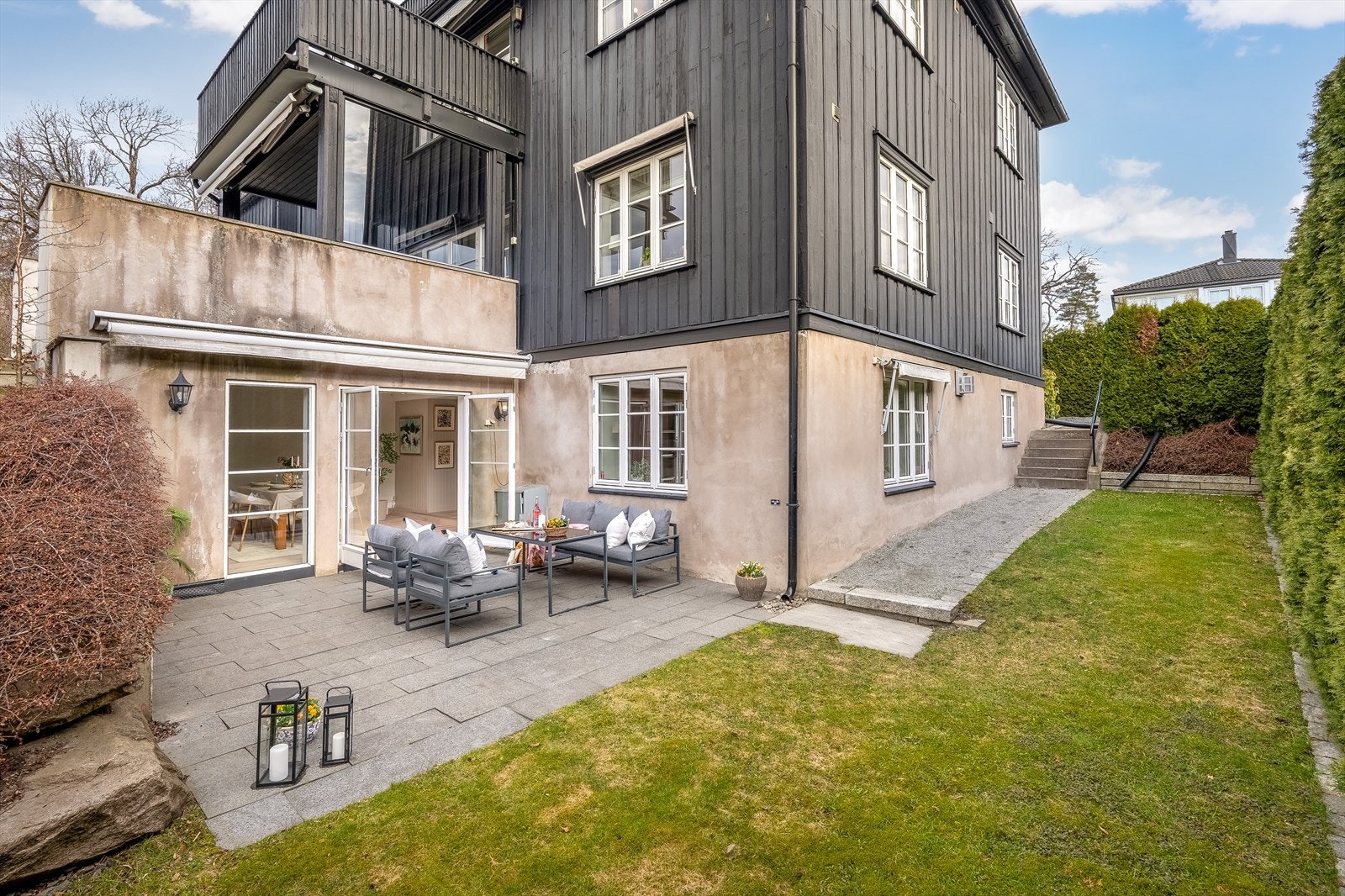Dette inkluderer bl.a. varmtvann, TV og internett, gartnertjenester på fellesareal, forsikring, kommunale avg. m.m. Galleribilde
