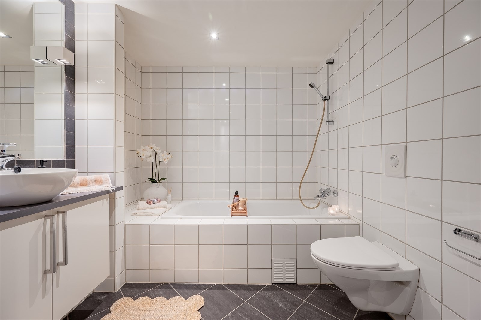 Hovedbadet er et romslig flislagt bad på ca 7kvm Galleribilde