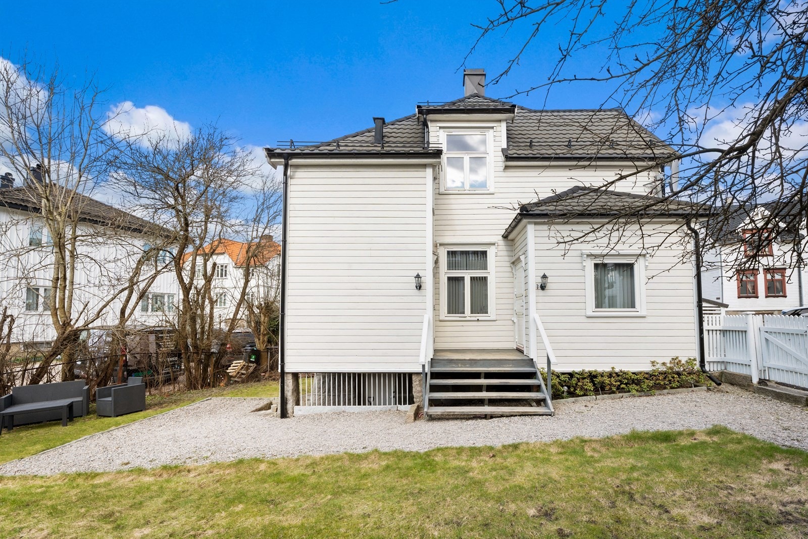 Bygningens fasade mot hagen. Galleribilde
