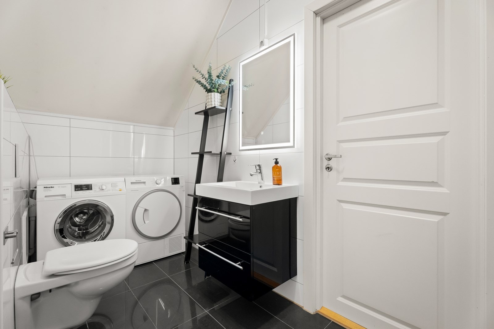 Badet er utstyrt med vegghengt toalett og har opplegg for vaskemaskin. Galleribilde