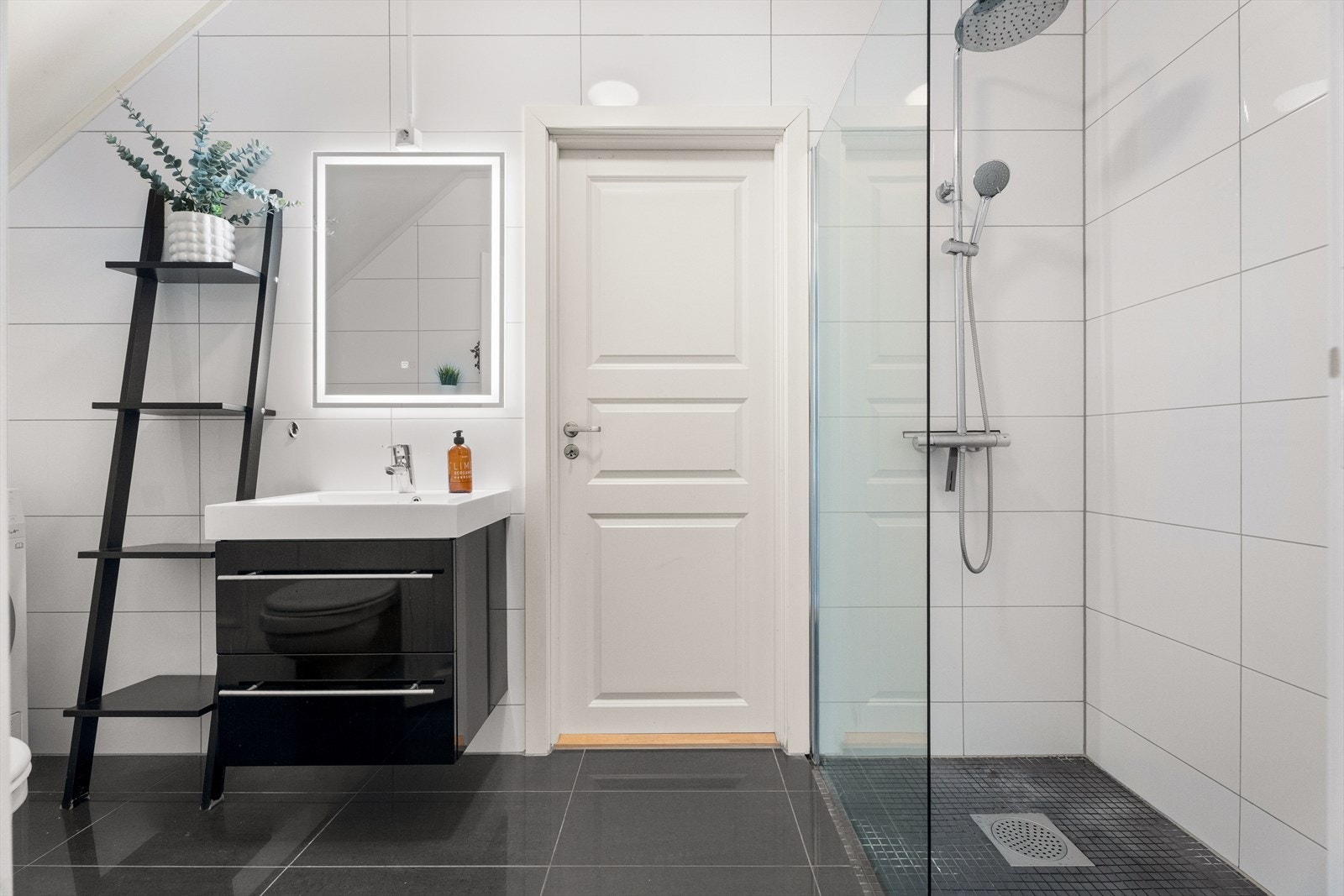 Badet ble pusset opp i 2011 og har flislagte overflater, servantinnredning og et dusjhjørne med glassvegg. Galleribilde