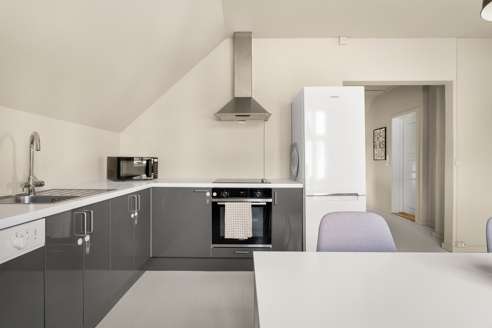Praktisk og funksjonelt kjøkken med komfyrvakt installert for ekstra trygghet. Kjøkkenventilatoren har avtrekk ut. Galleribilde