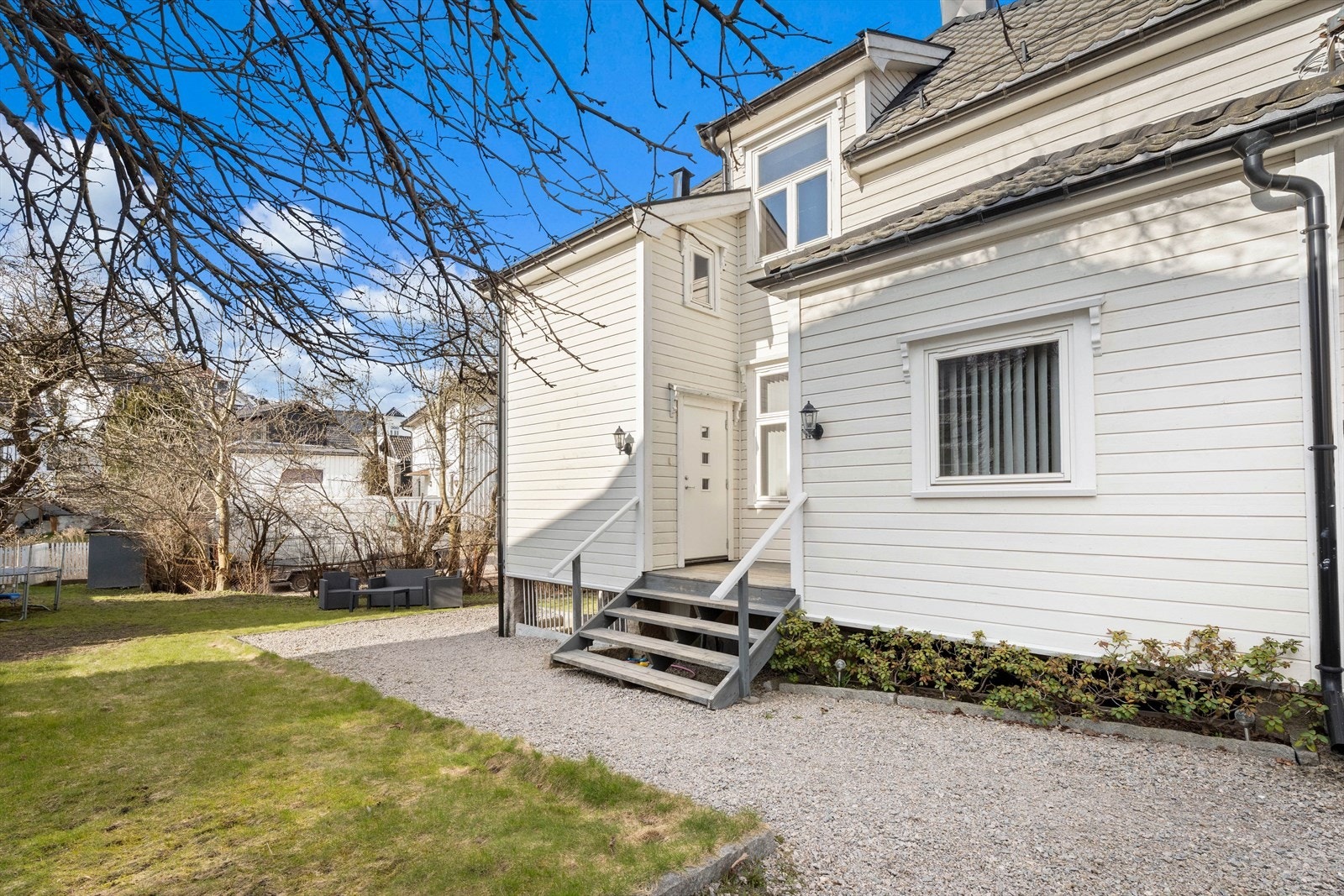 Det er gruset sti og trapp opp til leilighetens private inngang. Galleribilde