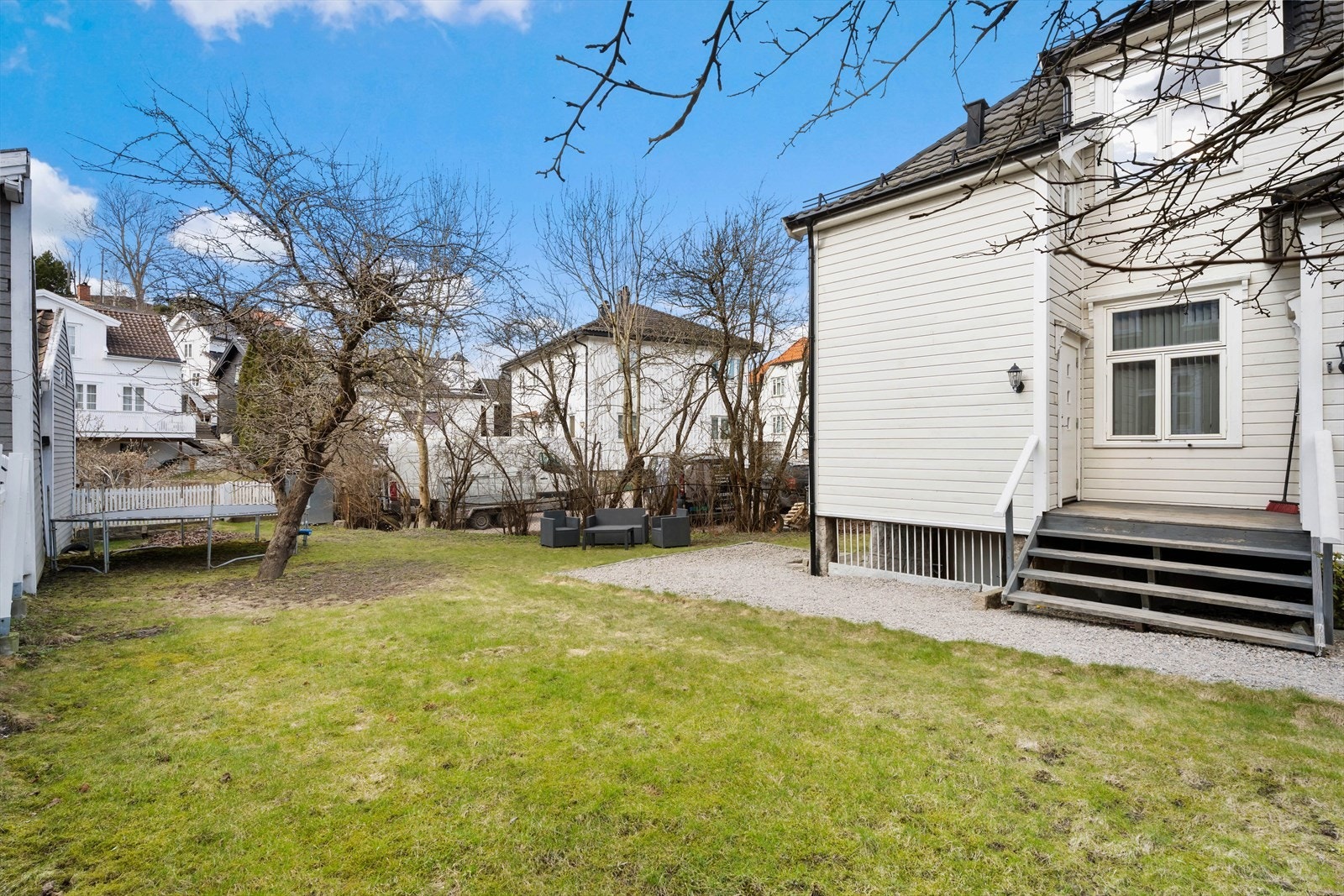 Tomten er opparbeidet med gressplen og gruset sti, og gir rom for en privat sittegruppe. Galleribilde