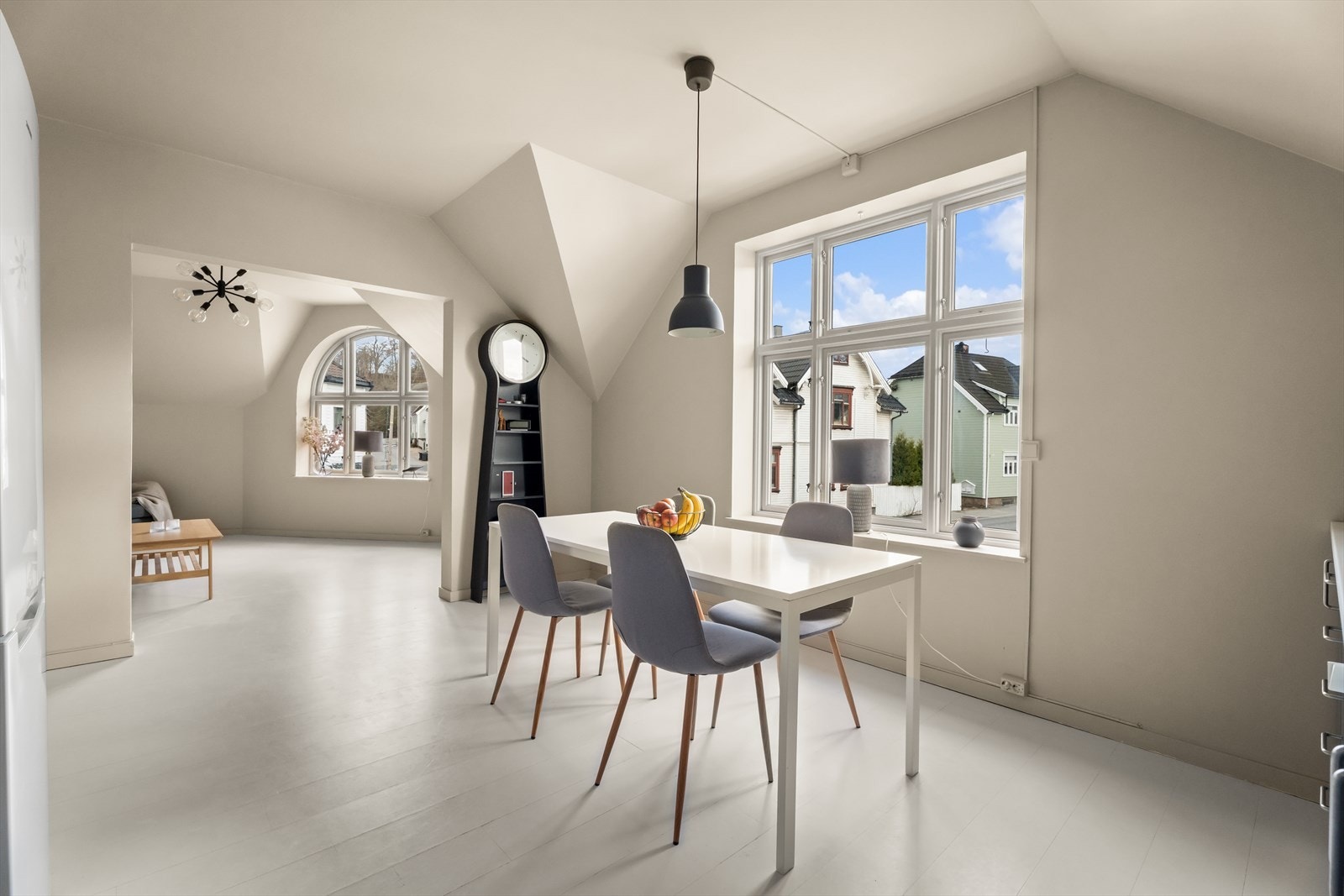Fra spisestuen er det en åpen løsning mot stuen, noe som skaper en sosial og sammenhengende sone i denne flotte hjørneleiligheten. Galleribilde