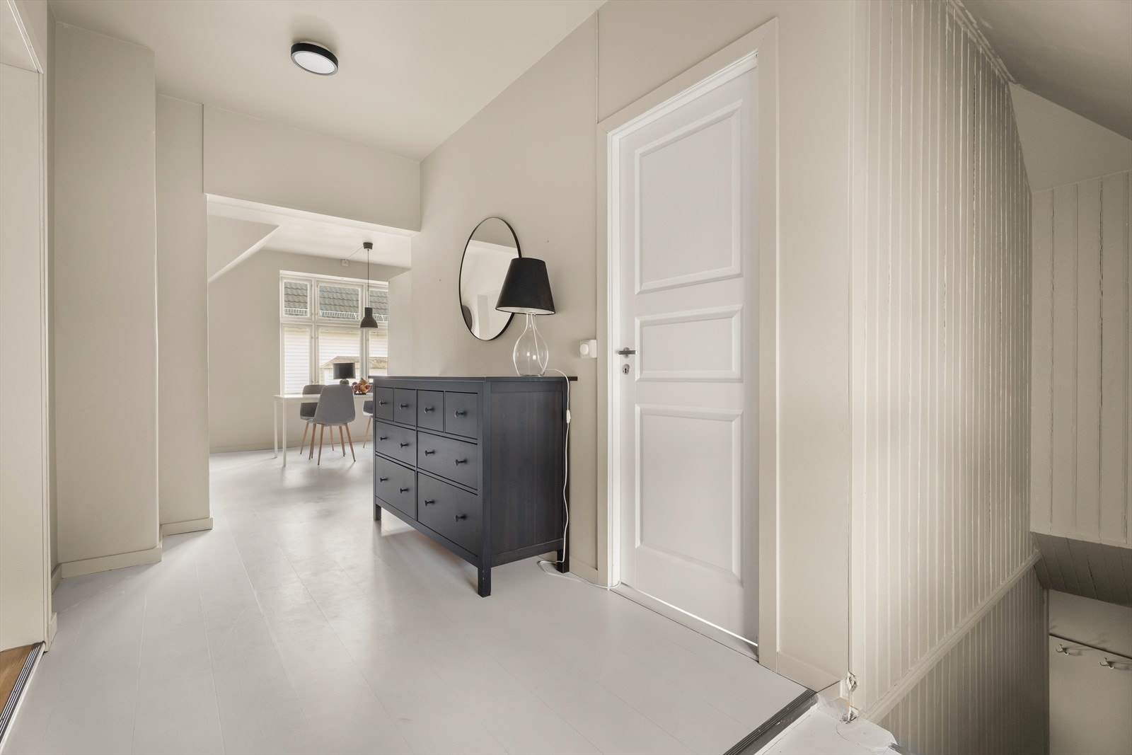 Den malte tretrappen leder deg opp til leilighetens hovedplan i andre etasje. Galleribilde