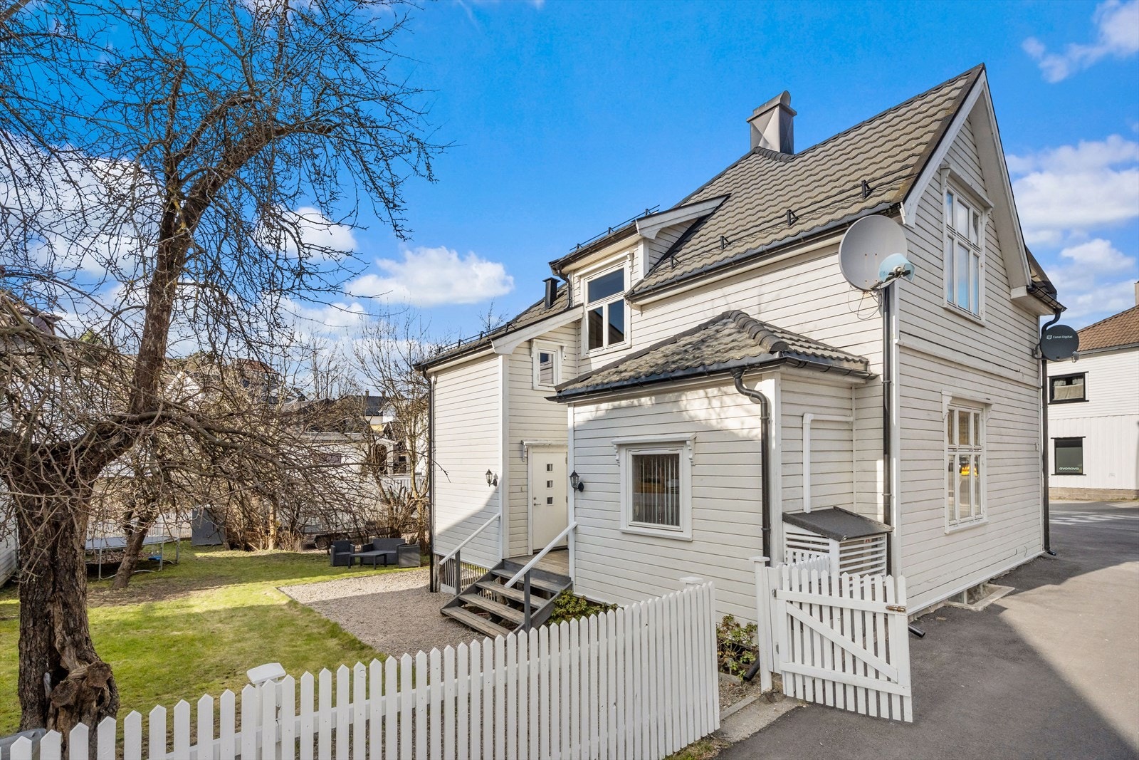 Egen inngang på baksiden av huset. Inngangsdøren med glassfelt er ny fra 2021. Galleribilde