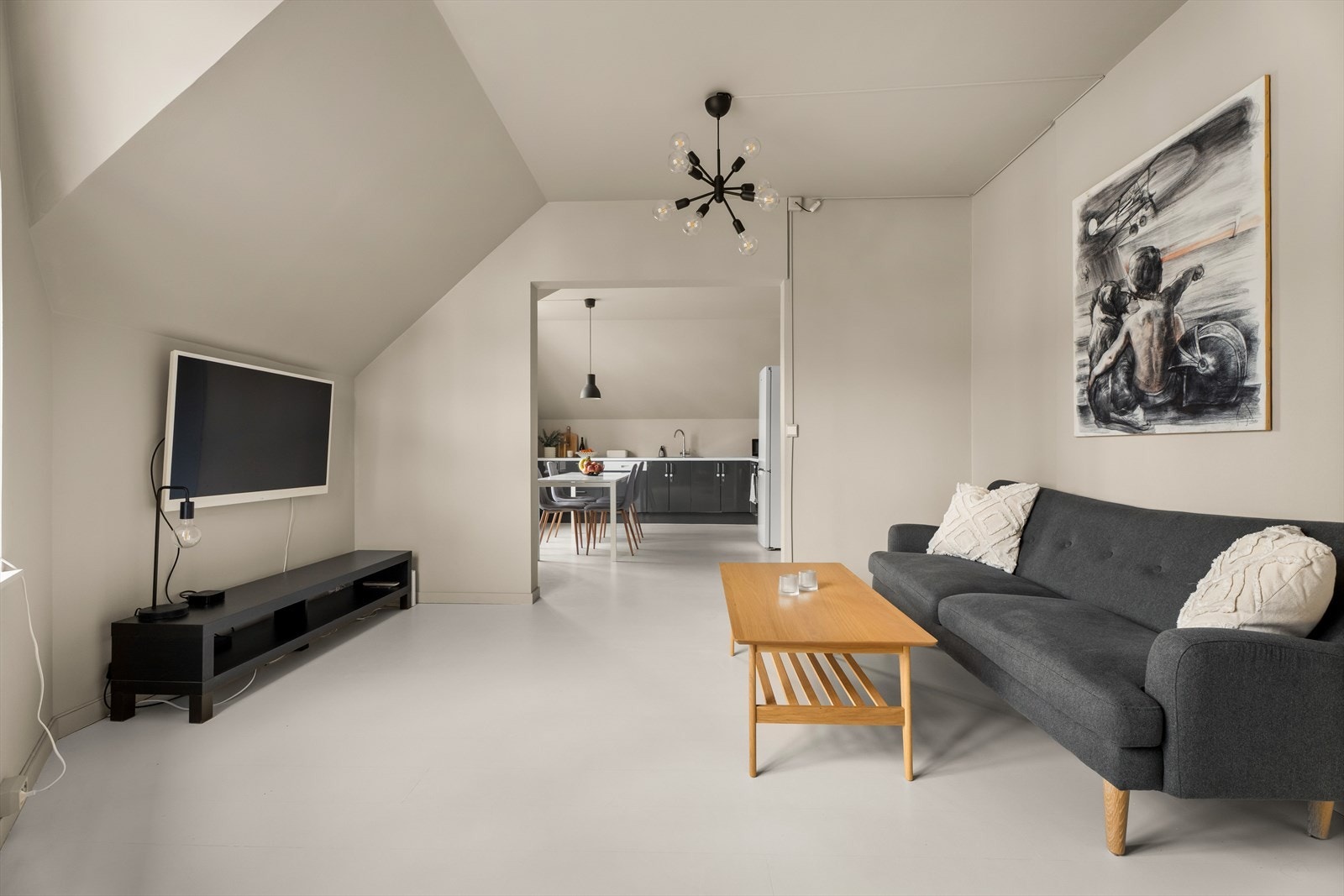 Stuen ligger i delvis åpen løsning med kjøkkenet, perfekt for sosialt samvær. Galleribilde