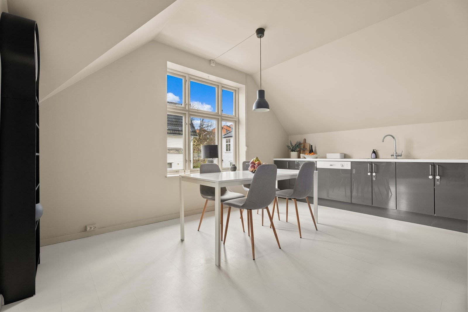 Spiseplassen er plassert ved vinduet, som gir gode lysforhold. Galleribilde