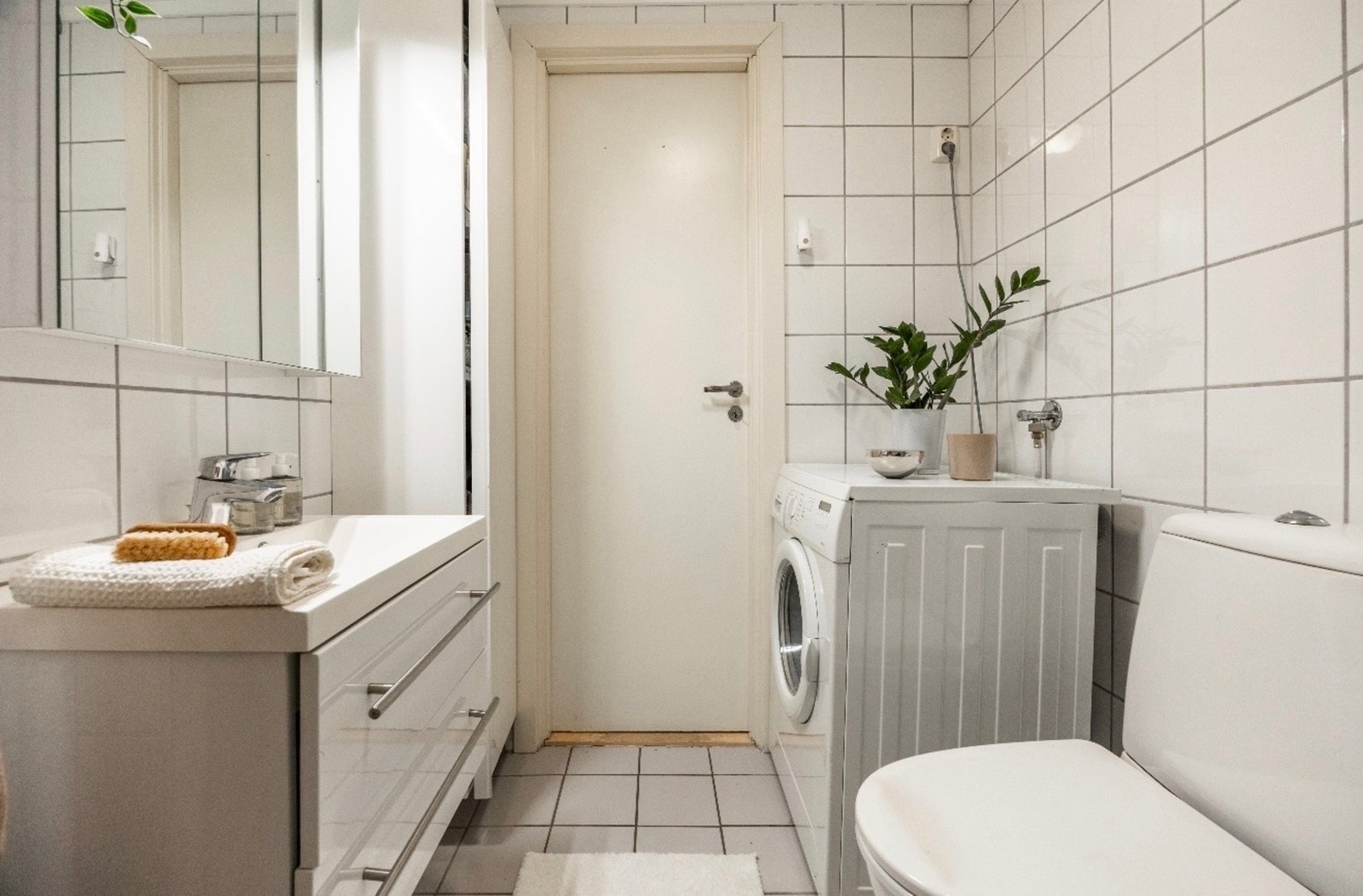 Opplegg og plass til vaskemaskin. Varmtvann er inkludert i felleskostnadene. Galleribilde