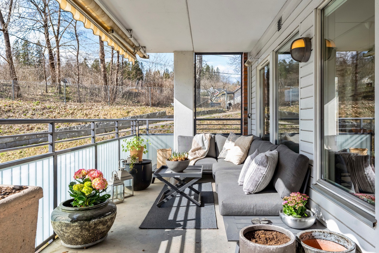 Velkommen til Klaus Torgårds vei 16B - en tilbaketrukket, lys og pent oppusset endeleilighet! Svært god intern bliggenhet i det moderne leilighetskomplekset i Sogn terrasse - innerst mot Solvang hagekoloni og øverst. Galleribilde