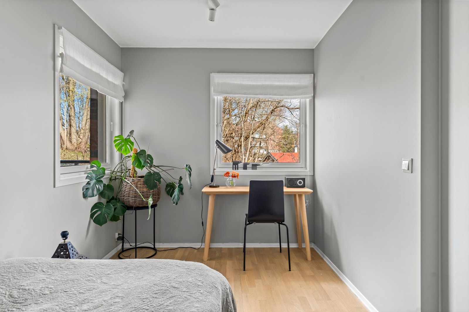 Soverom 2 har god plass til seng, skrivebord. En stor walk-in-garderobe med skyvedør gir mulighet for oppbevaring av støvsuger etc i tillegg til kofferter og klær. Galleribilde