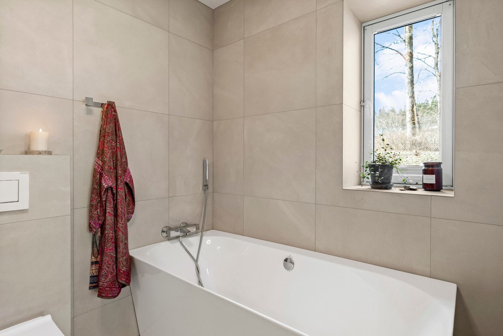 Badet er ca 5 kvm og har eget vindu. Ventilasjon fra felles avtrekkssystem (Villavent). Galleribilde