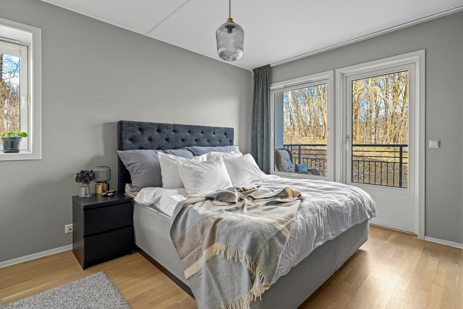 Leiligheten har to romslige soverom. Hovedsoverommet er 13,7 kvm og har utgang til en nordvendt balkong (4,78 kvm) med morgensol. Rommet har god plass til dobbeltseng, nattbord og en romslig garderobe. Det er vindu mot nordvest og balkongdør og vindu mot Galleribilde