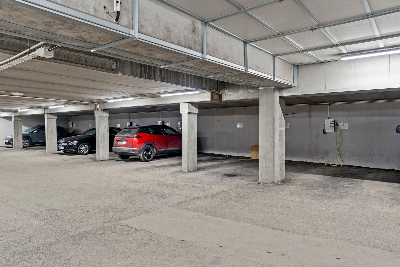 Garasjeplass i felles garasjeanlegg. Autmatisk portåpner. Det er svært godt med gjesteparkering utenfor bygningen. Galleribilde