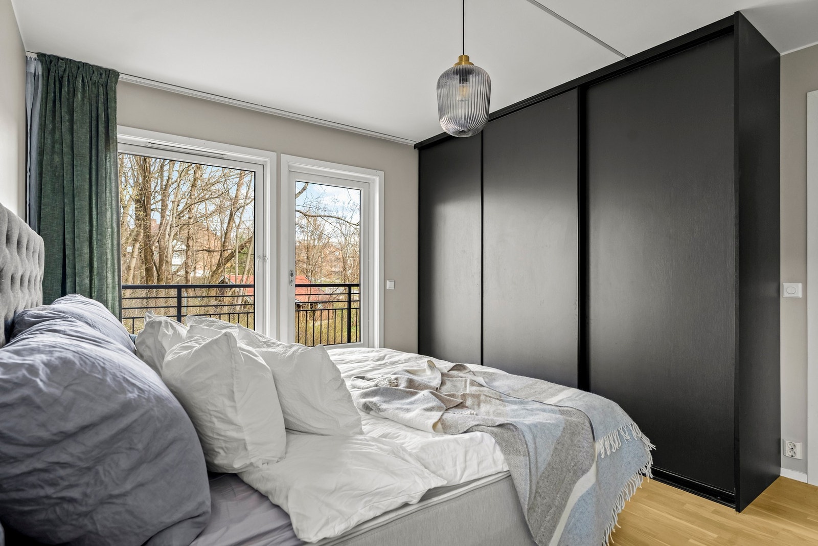 Hovedsoverommet har en stor skyvedørsgarderobe. Galleribilde