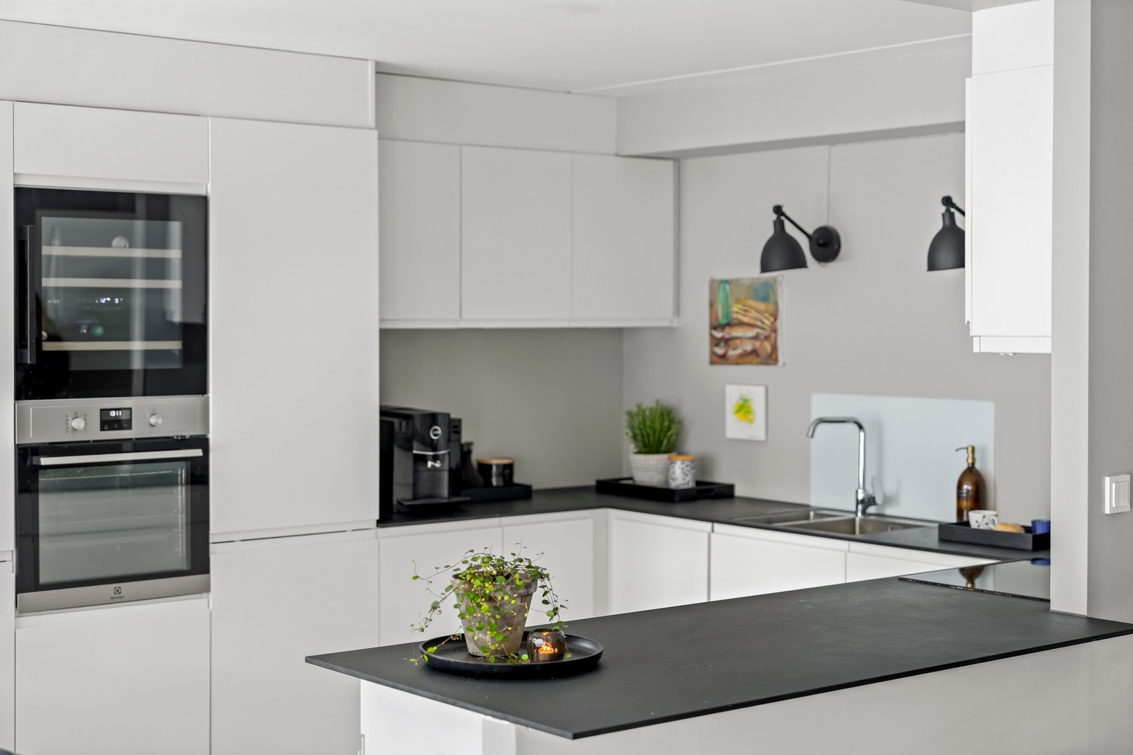 Kjøkkenet er utstyrt med følgende hvitevarer: Stekeovn fra Electrolux, vinskap fra Witt, induksjonstopp fra Electrolux, oppvaskmaskin fra Bosch, kombiskap fra Bosch, Avtrekksvifte fra Villavent, vannstoppsystem til varmtvannstank og komfyrvakt. Galleribilde