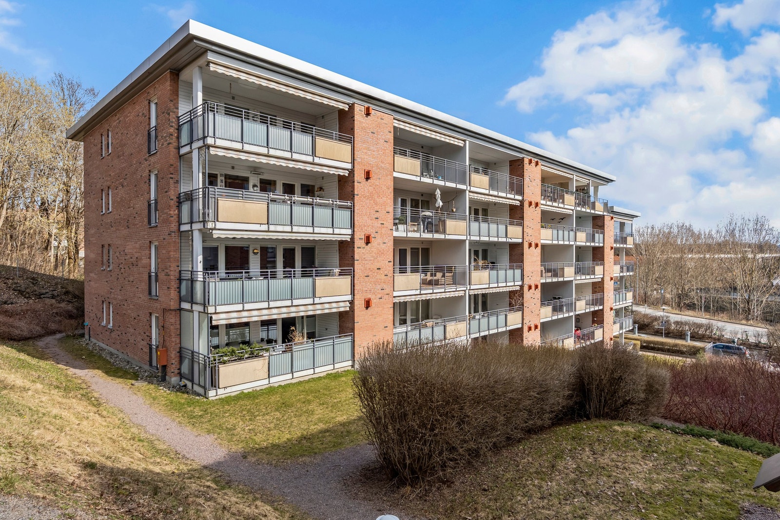 Byggene er velholdte, oppført i 2005 med heis og et moderne garasjeanlegg med automatisk port, samt god gjesteparkering. Galleribilde