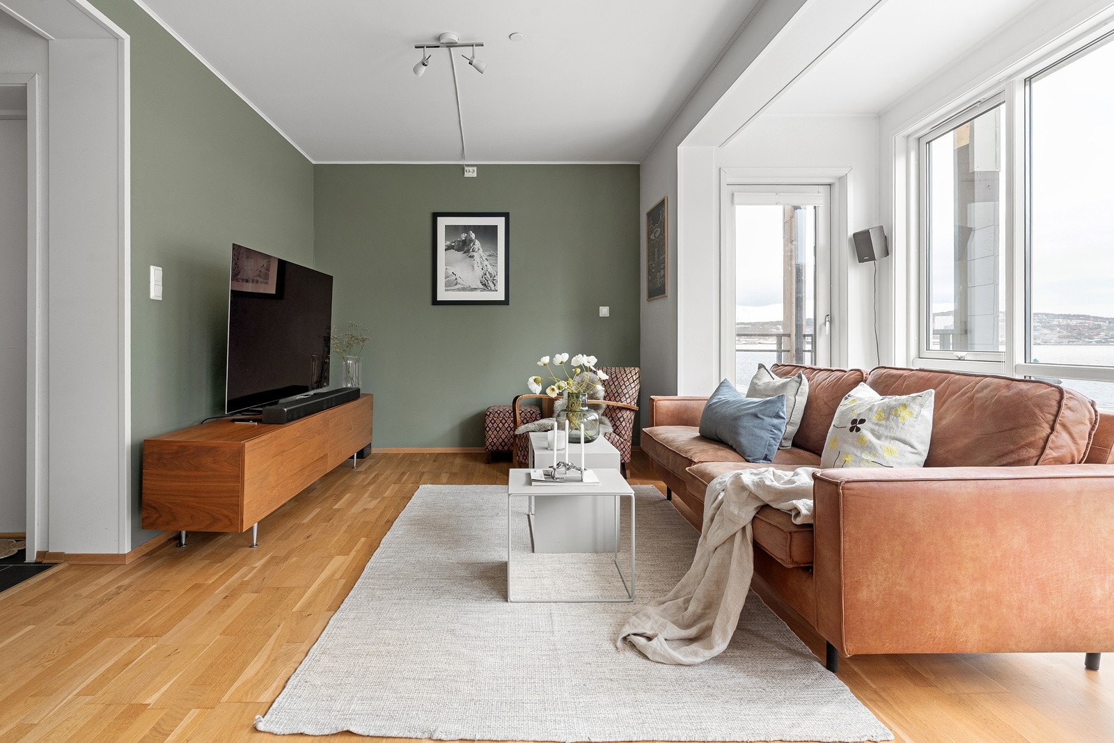 Stua er lys og åpen med store vindusflater som slipper inn rikelig med dagslys og lager en god atmosfære.