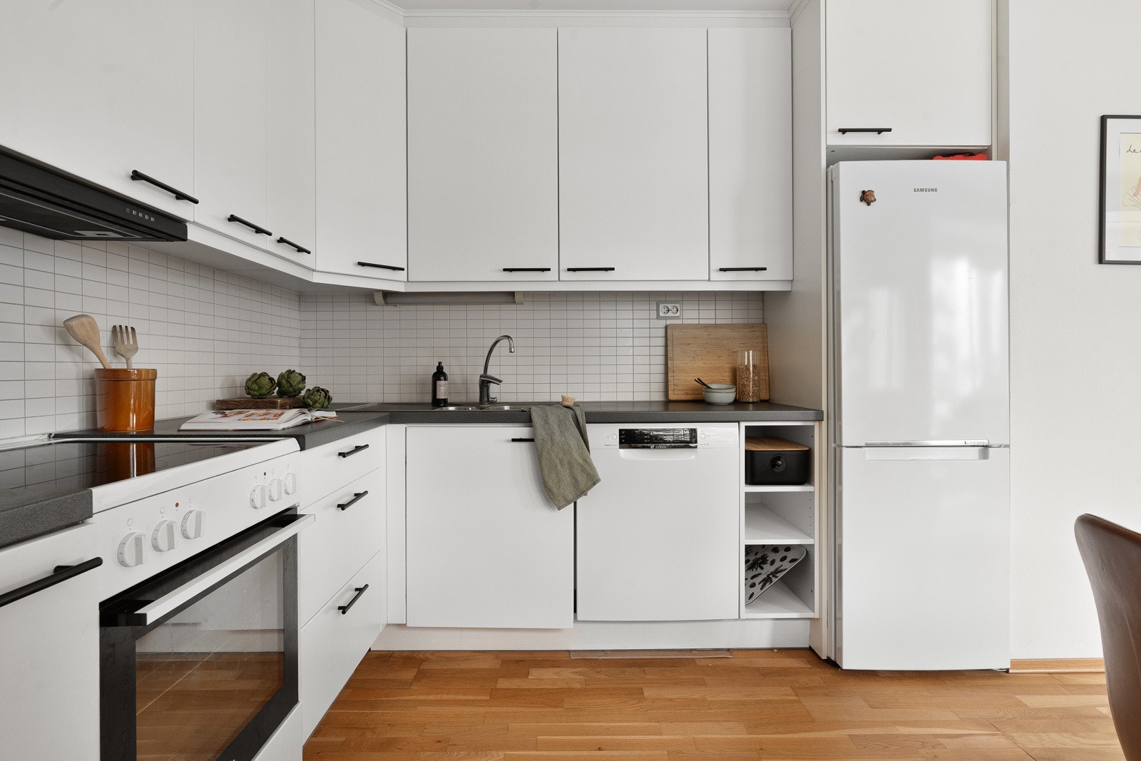 Kjøkkenet byr på gode arbeidsforhold med godt med både skap- og benkeplass, samt plass til frittstående hvitevarer.