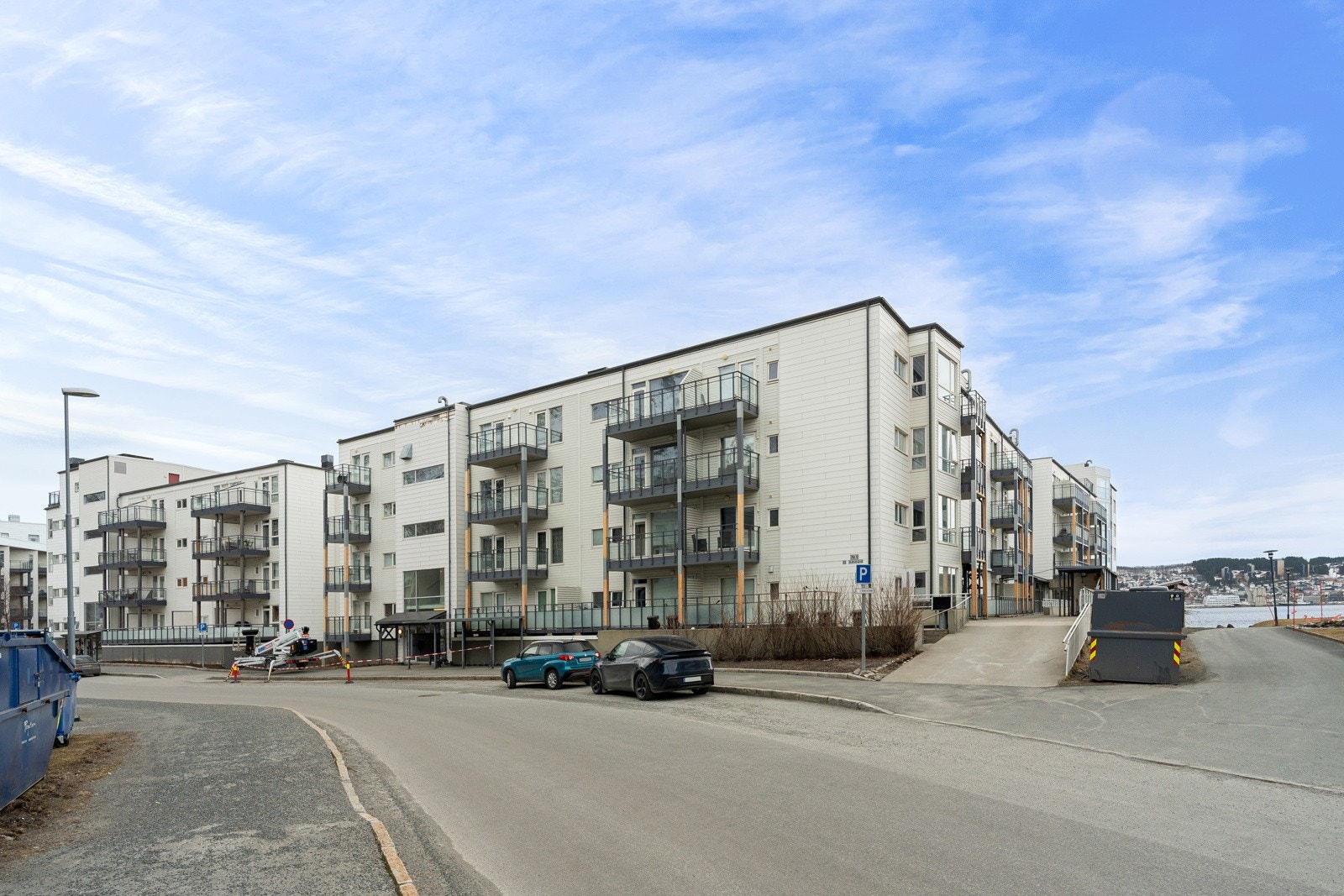 Trivelig og rolig område med kort vei til butikk, flotte turstier og gode bussforbindelser direkterute til UiT/UNN.