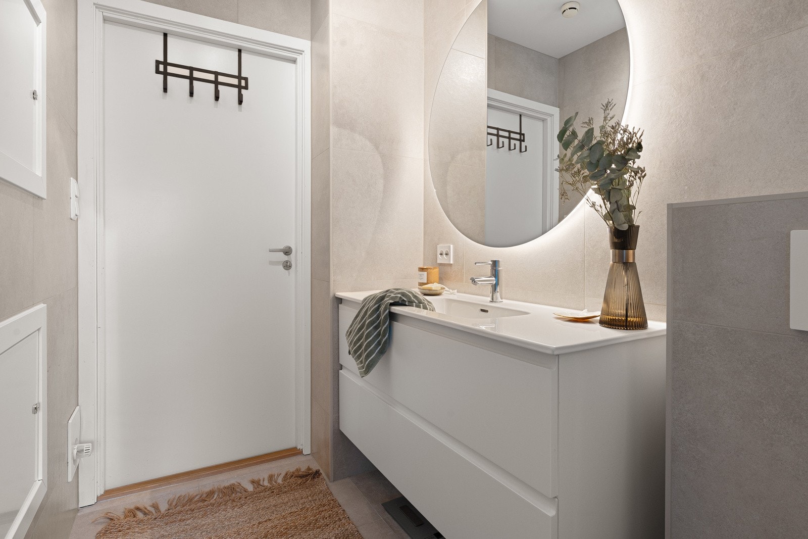 Baderomsinnredningen har godt med oppbevaringsplass i skuffer.