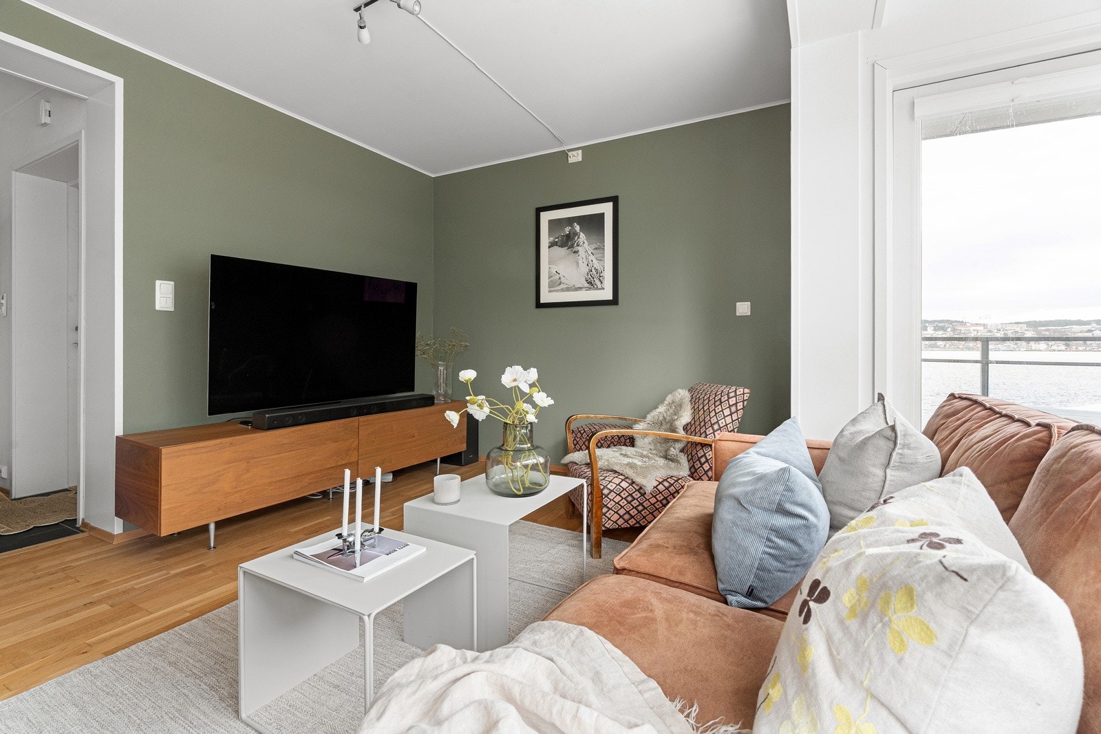 Sosial planløsning med gode møbleringsmuligheter og behagelige fargevalg.