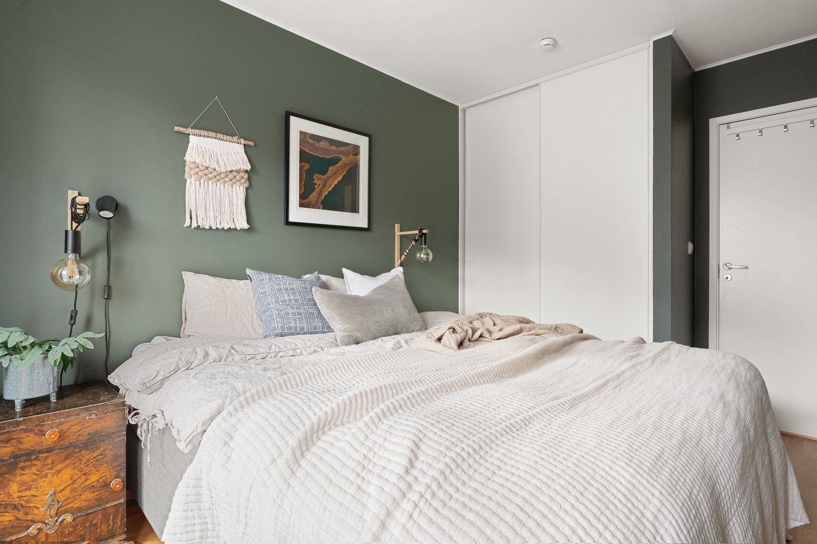 Her har du plass til seng av ønsket størrelse og det er montert en praktisk skyvedørsgarderobe.