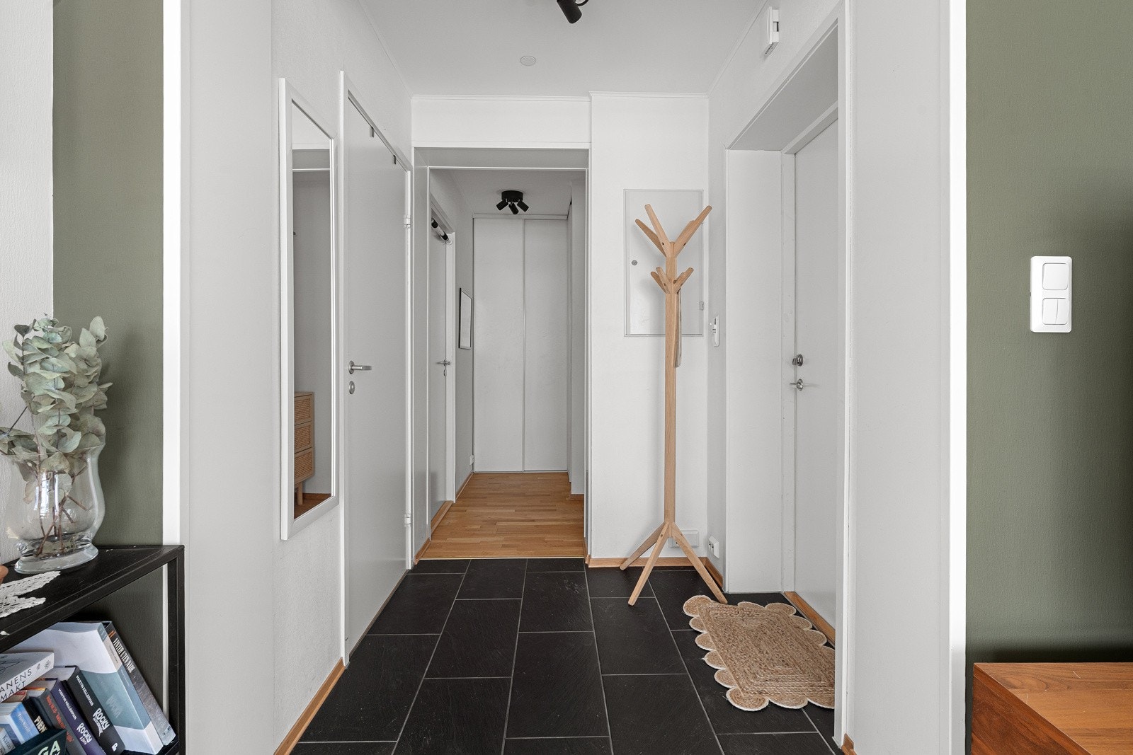 Velkommen inn! Her ønskes du velkommen inn til en fresh og flislagt entré.