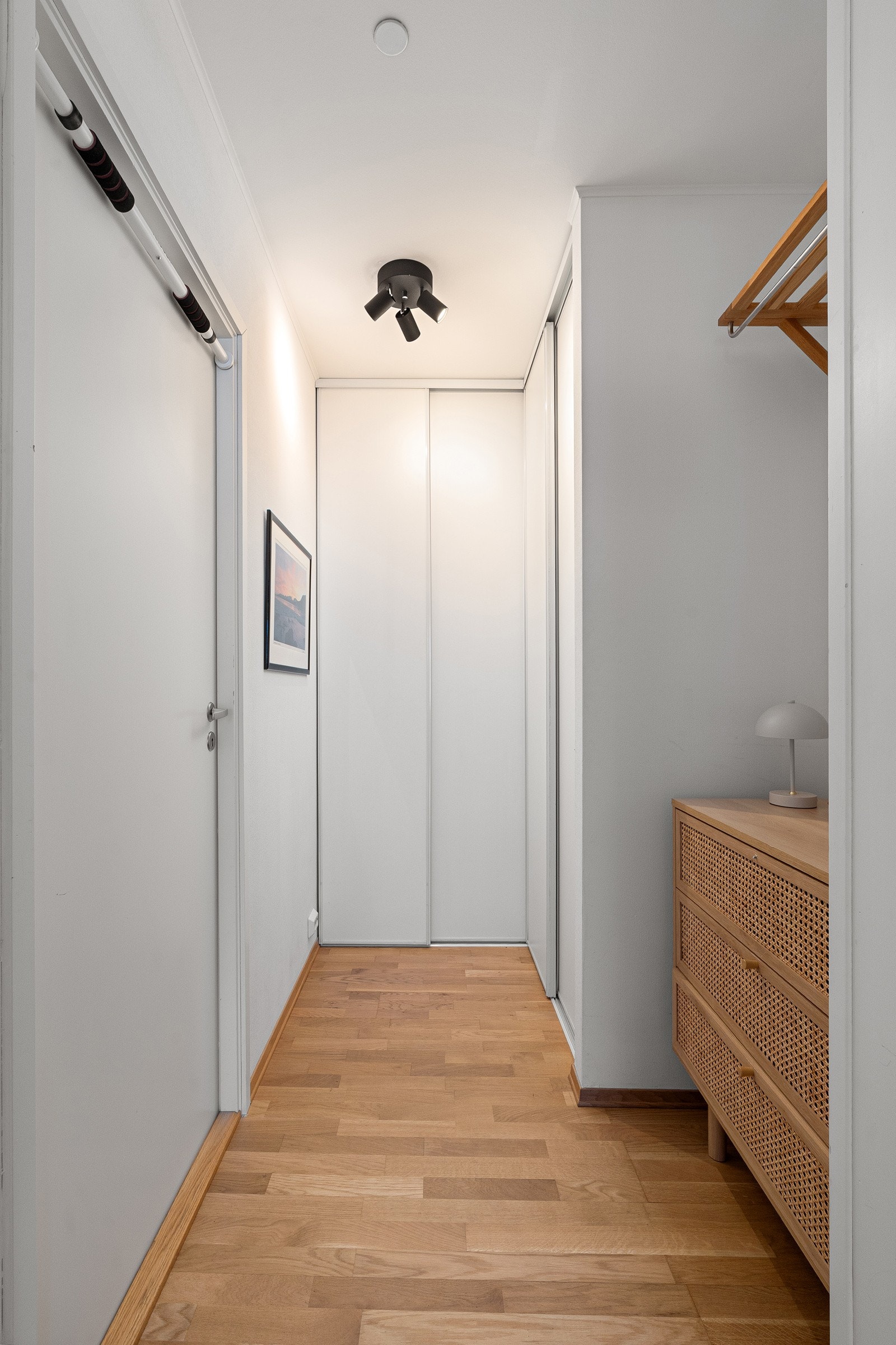 I gangen har du plass til å henge fra deg yttertøyet i skyvedørsgarderoben.