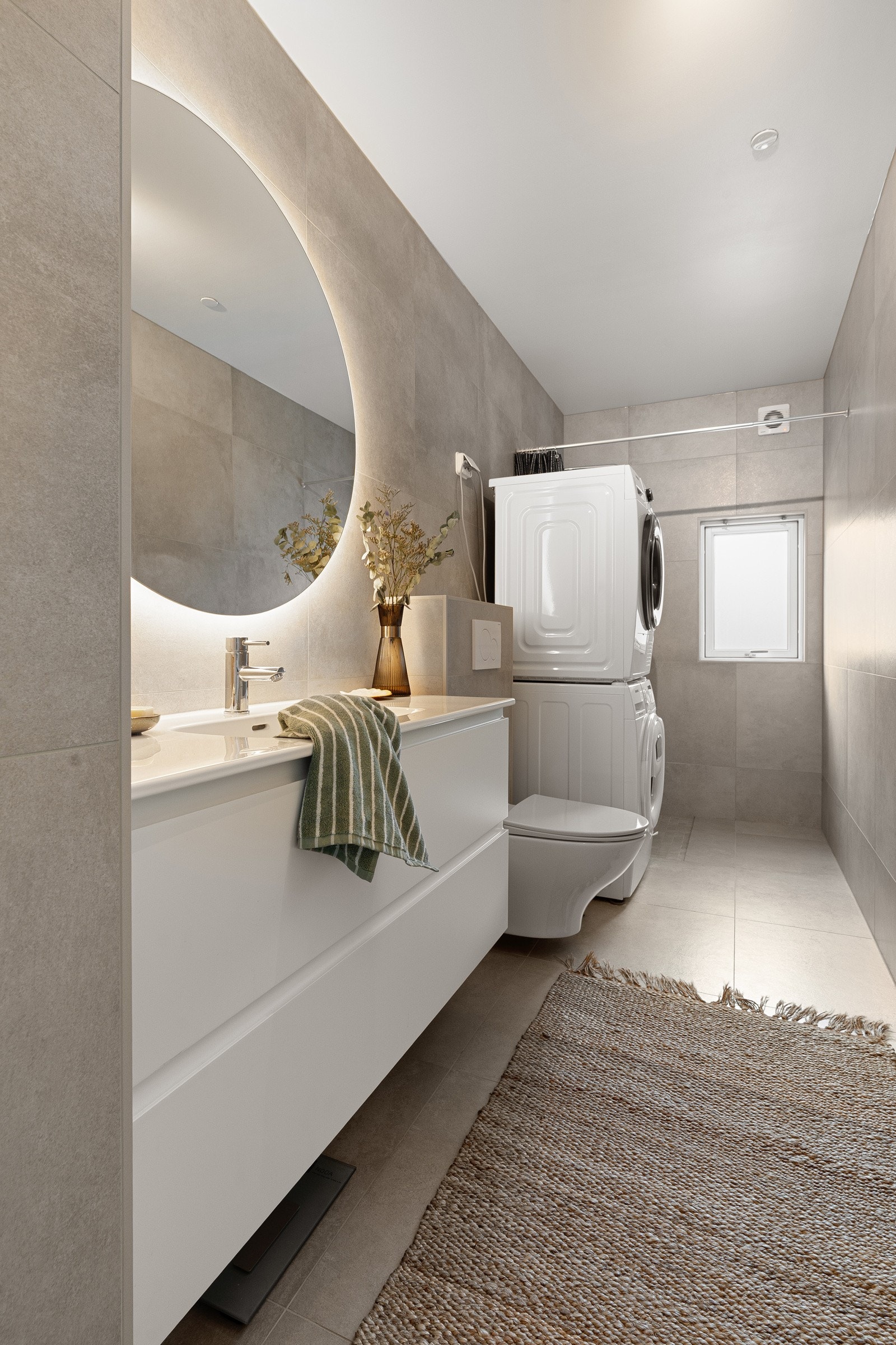 Lekkert baderom fra 2025 med stilrene og moderne detaljer, og behagelig gulvvarme.