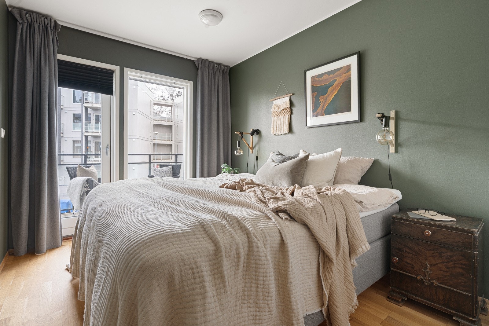 Et innbydende hovedsoverom som innbyr til rolige netter og gode morgener.