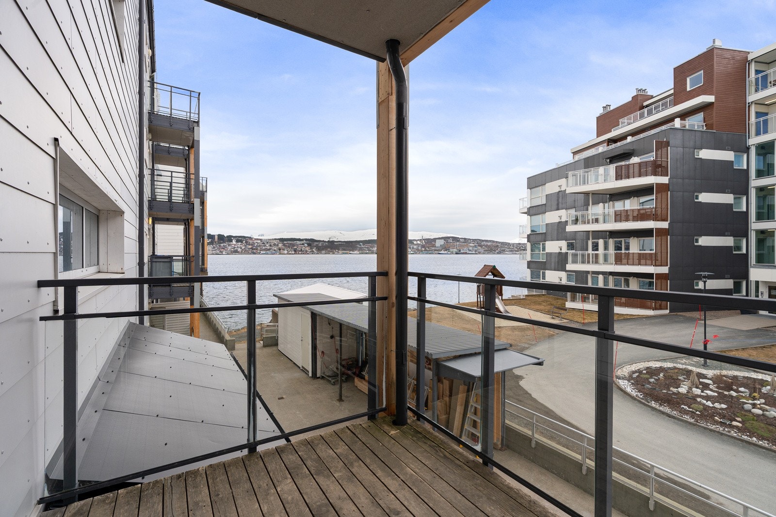 Lettstelt og lys leilighet med 2 balkonger og attraktiv beliggenhet på Tomasjordnes!