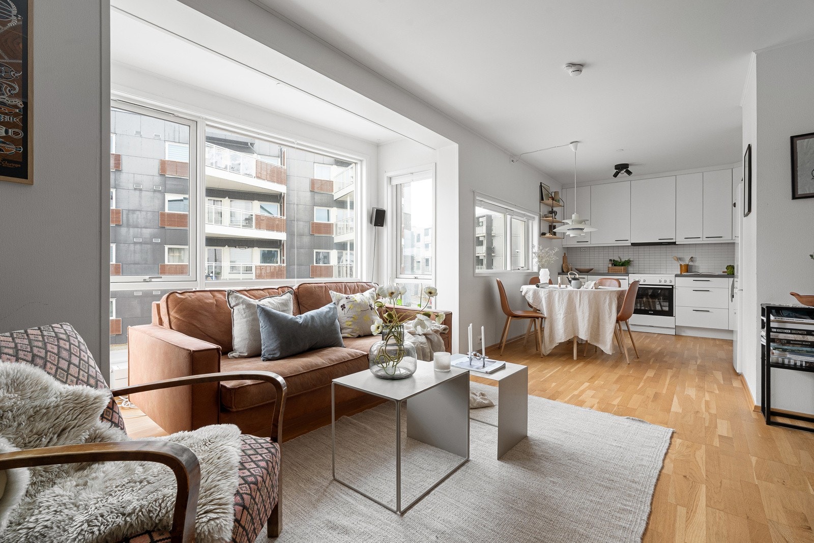 Fra stua har du direkte utgang til en herlig balkong hvor du kan nyte varme sommerdager!