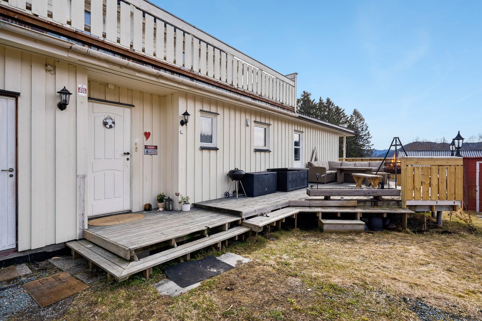 Hovedinngangen befinner seg på øvre side av boligen. Galleribilde