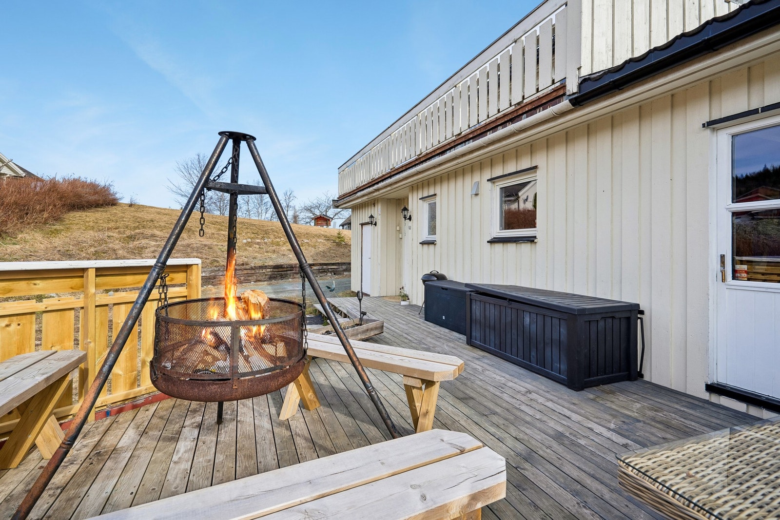 Den store verandaen gir mulighet for å innrede med både sittegrupper og bålpanne. Galleribilde
