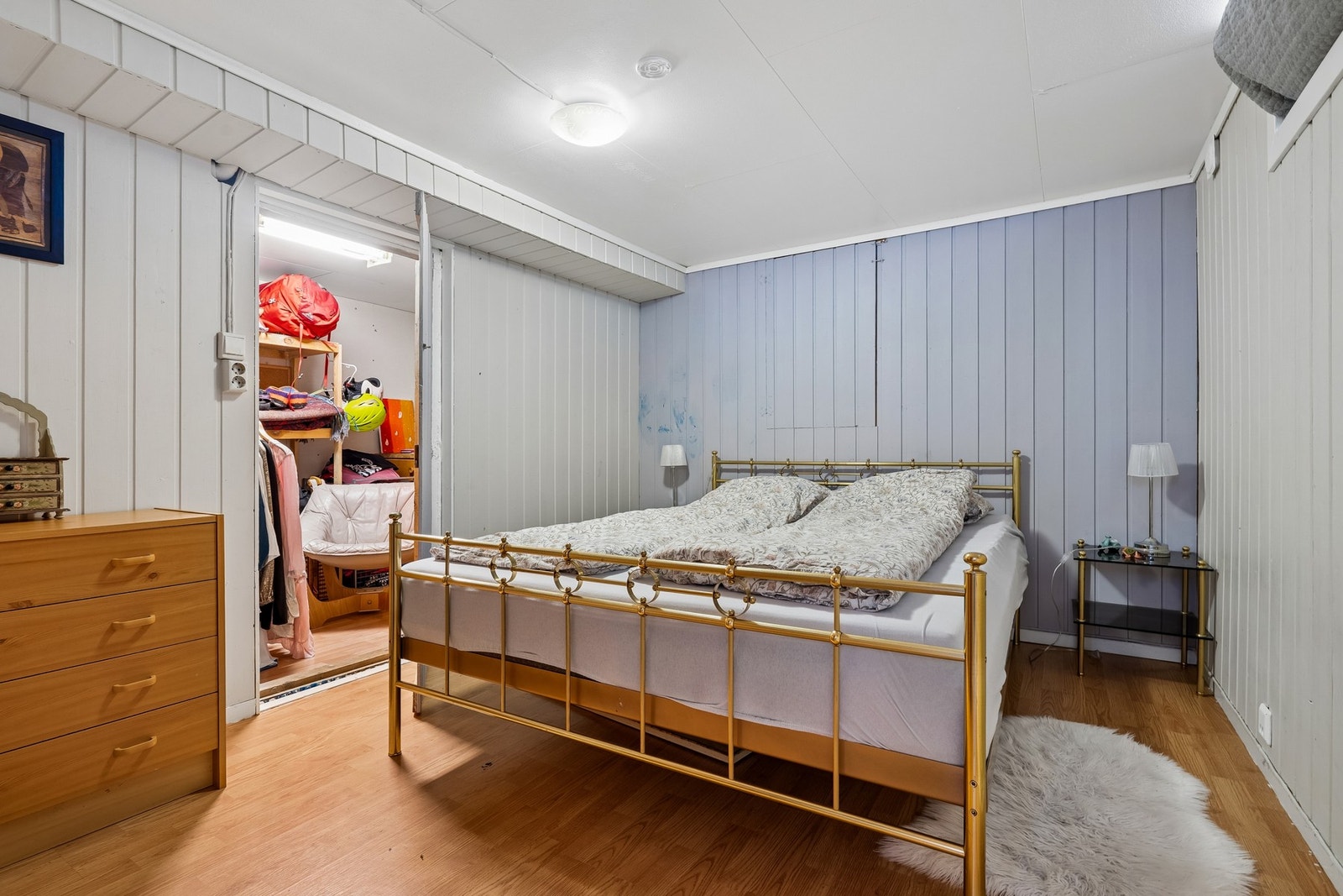 Hoveddelens underetasje består av flere rom, hvor ene er brukt som soverom. Galleribilde