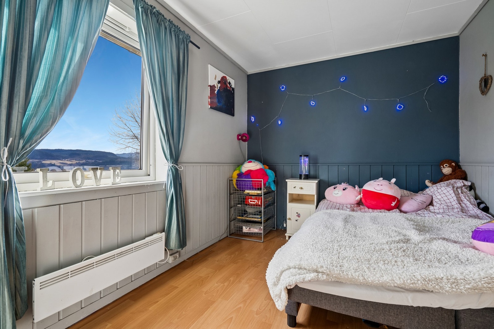 Soverommene er innredet med både seng, garderobeskap og annet. Galleribilde