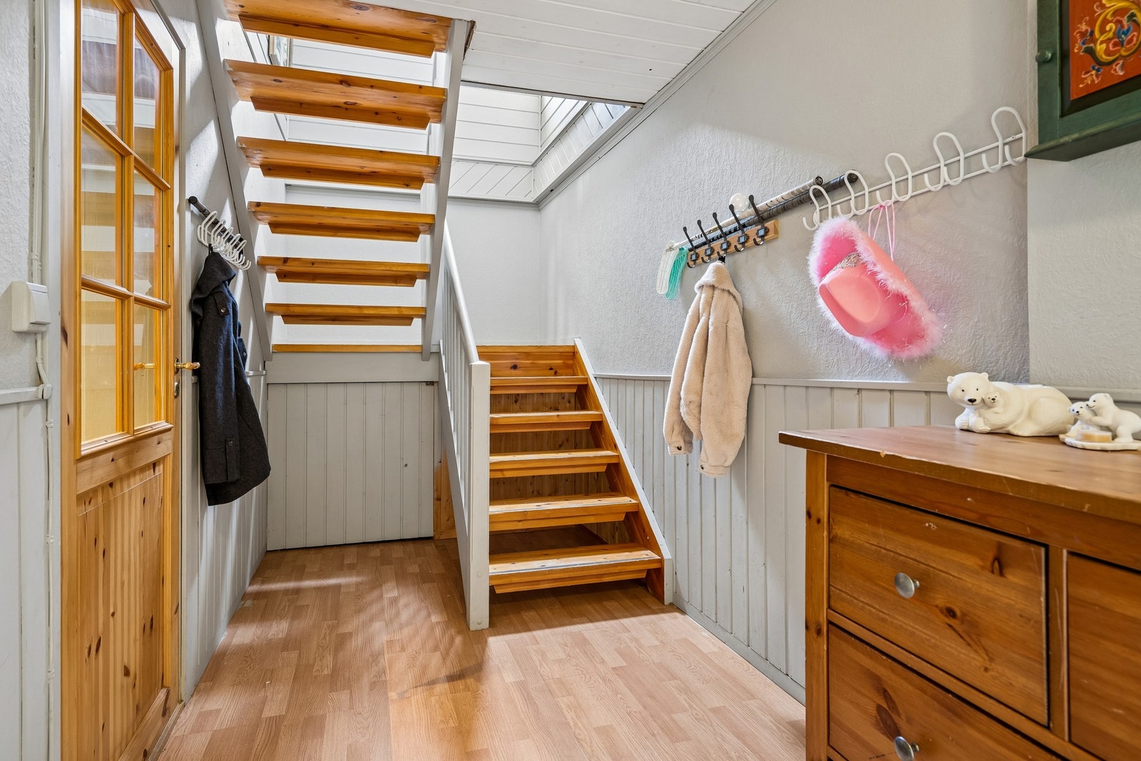 Ved entreen går trappen opp til 2. etasje, som består av tre soverom og en balkong. Galleribilde