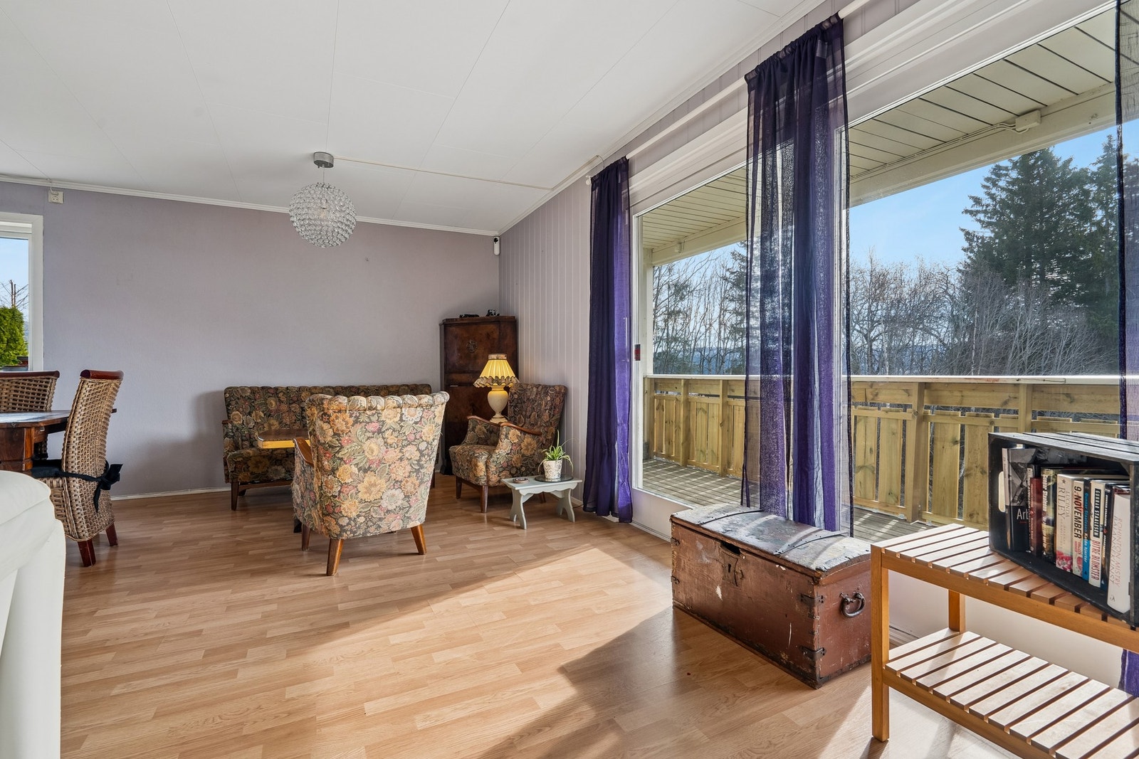 Masse lysinnslipp gjennom store vindusflater. Galleribilde