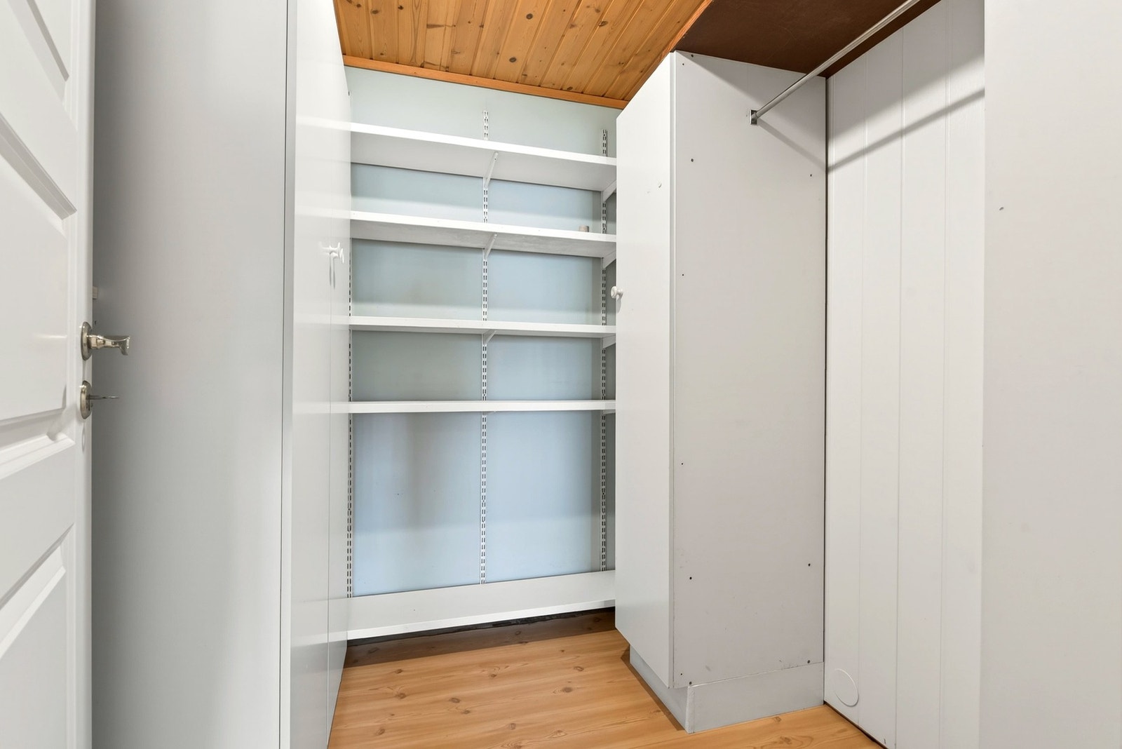 Boden har vært benyttet til garderobe. Galleribilde