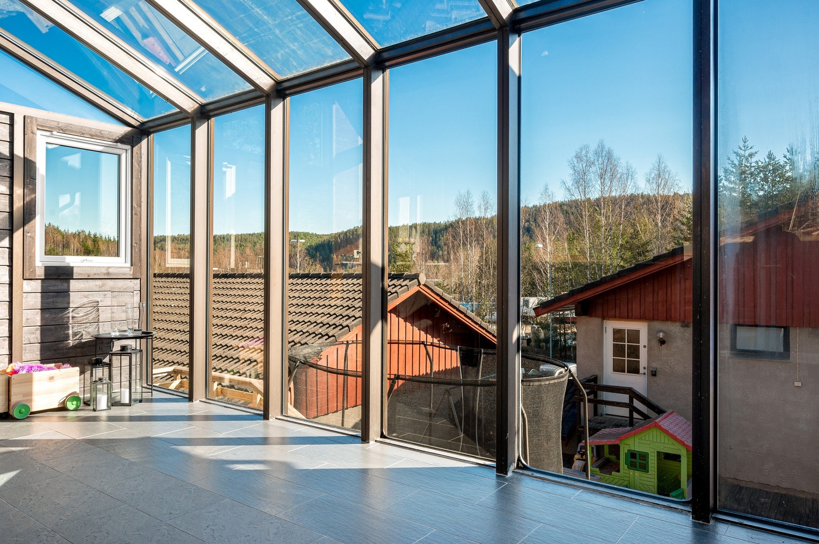 En perfekt bolig for barnefamilier og med muligheter for ekstra inntekter fra utleie (i dag utleid for kr. 23.000/mnd tot). Galleribilde